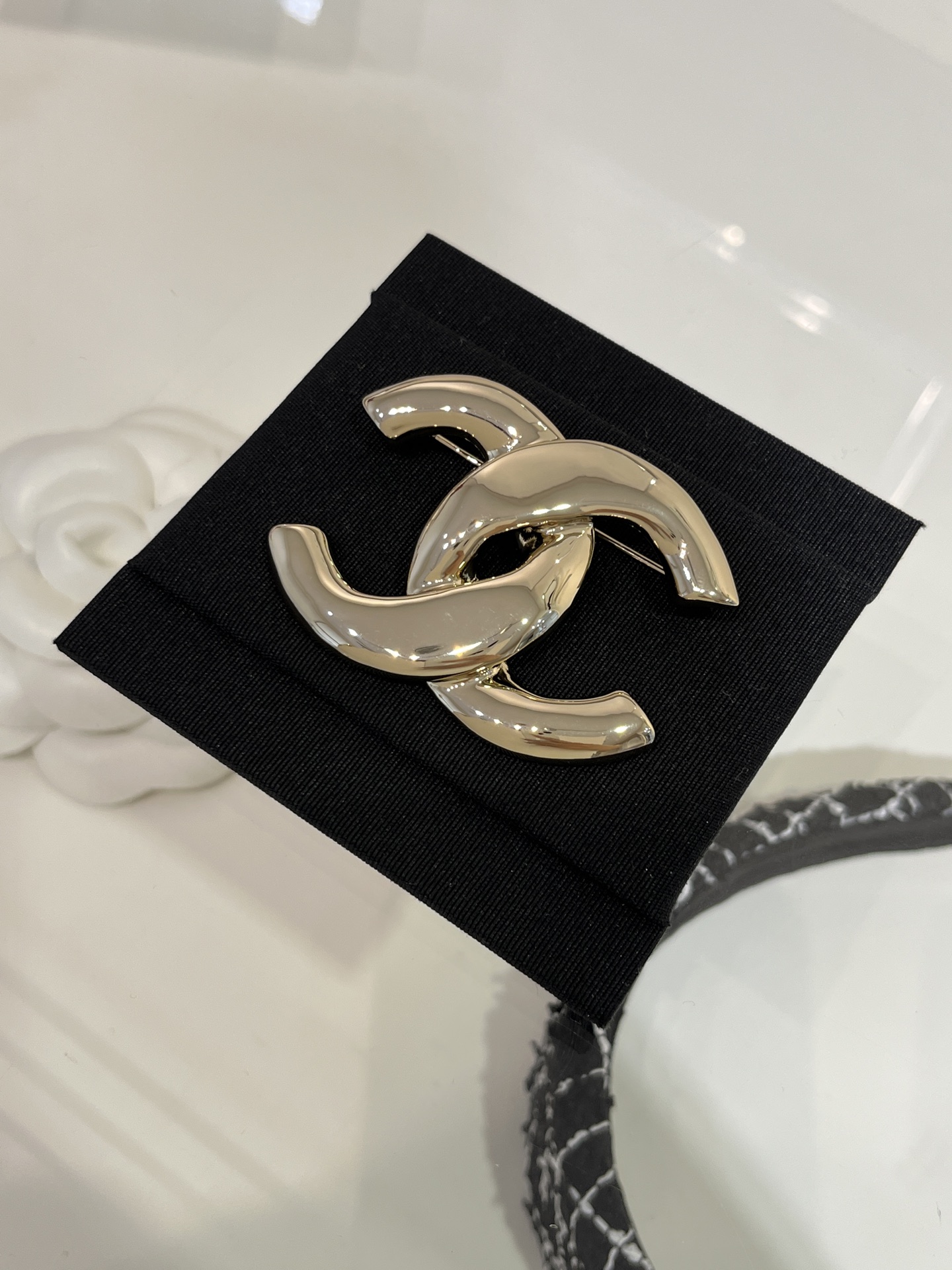 NO:632839,88180, today’s new product purchase yb gold 25s new gold mirror twisted double C brooch metal mirror classic double C retro fashionable and personalized y2k millennium hottie must-have style metal is so cool Exclusive purchase yb customized brass material exquisite workmanship, brooch, breastpin, Cardia high-end jewelry1986090988180,今日新品购入yb 金色 25s新款金色镜面扭转双C胸针 金属镜面经典双C 复古时髦又个性 y2k千禧辣妹必备款 金属感太酷了 独家购入yb定制 黄铜材质 工艺精湛,,brooch，breastpin,卡迪亚高端饰品,Jewelry