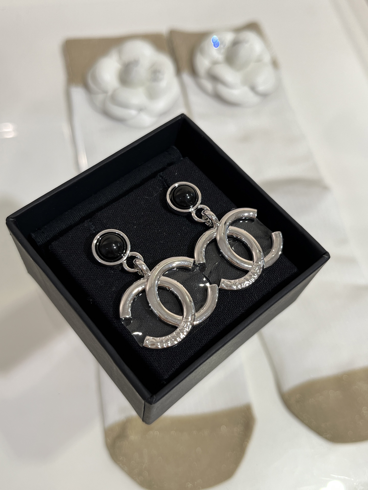 NO:632454,88180, Today’s new pendant model 25 new black round gemstones and silver letter double C earrings. The smooth double C lines are full and the details of the engraving are very exquisite. The black and silver color is really cool, simple and eye-catching. The same brass material as yb. Customized black resin. Top version, Cardia high-end jewelry1986090988180,今日新品吊坠款 25新款黑圆宝石银色字母双C耳钉 光面双C线条饱满刻字细节很精致 黑银配色真的太酷了简洁又耐看 yb一样黄铜材质 定制黑色树脂 顶级版本,,卡迪亚高端饰品,Jewelry