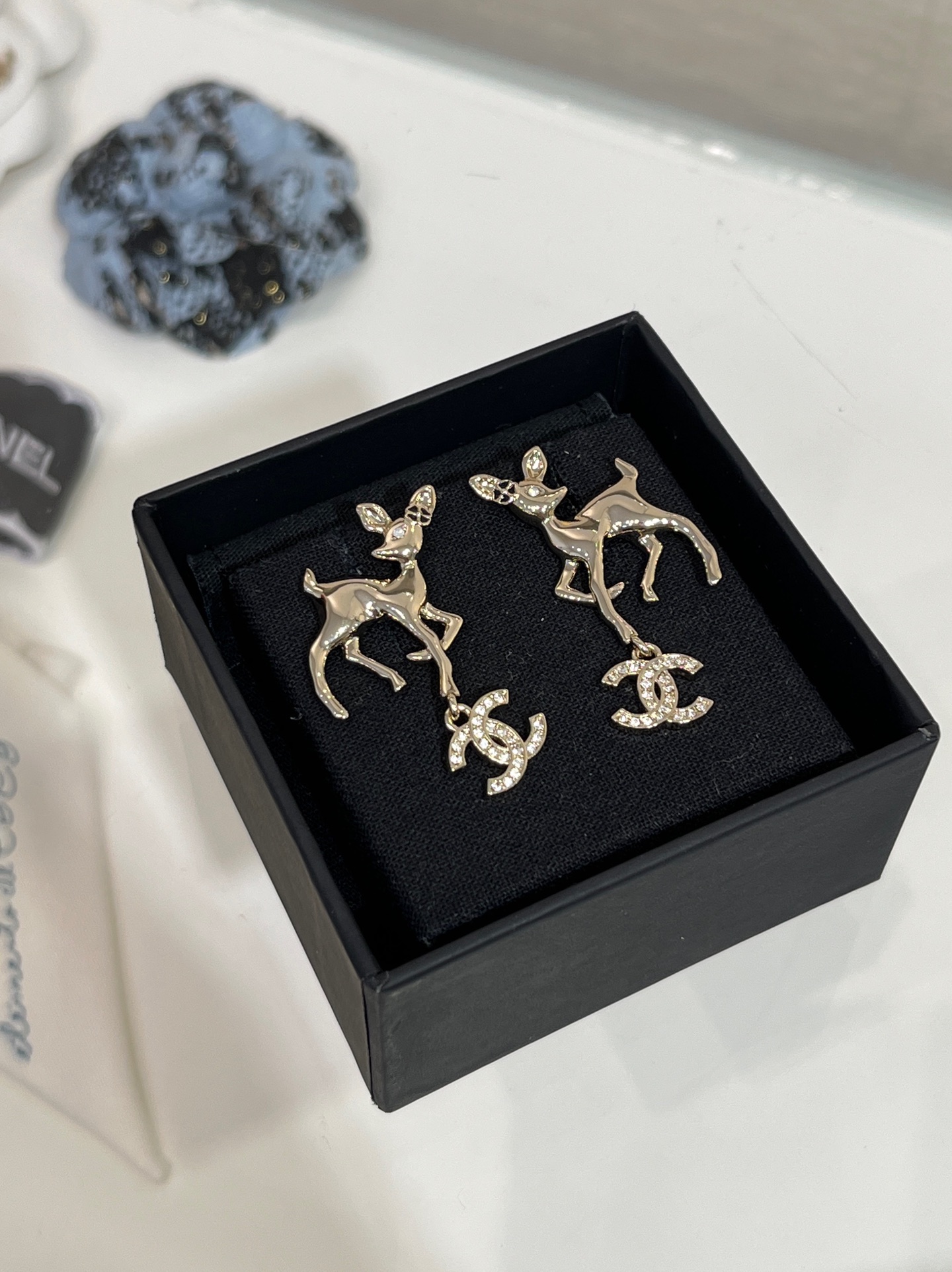 NO:632624,88220, the top version arrived today. 25 new gold full diamond double C pendant deer earrings. The three-dimensional sika deer shape is so exquisite. It is stunning at first glance. The black enamel camellia on the ear is the finishing touch. Full of spirit and vitality ~ simply beautiful. YB-like brass material, Swarovski diamonds, customized pearls, enamel craftsmanship, earrings, Cardia high-end jewelry1986090988220,今日到货顶级版本 25新款金色满钻双C吊坠小鹿耳环 立体梅花鹿造型太精致了 一眼惊艳 耳边的黑色珐琅山茶花更是点睛之笔 灵气满满极具生命力～简直美不胜收 yb一样黄铜材质 施华洛钻 定制珍珠 珐琅工艺,,earrings,卡迪亚高端饰品,Jewelry
