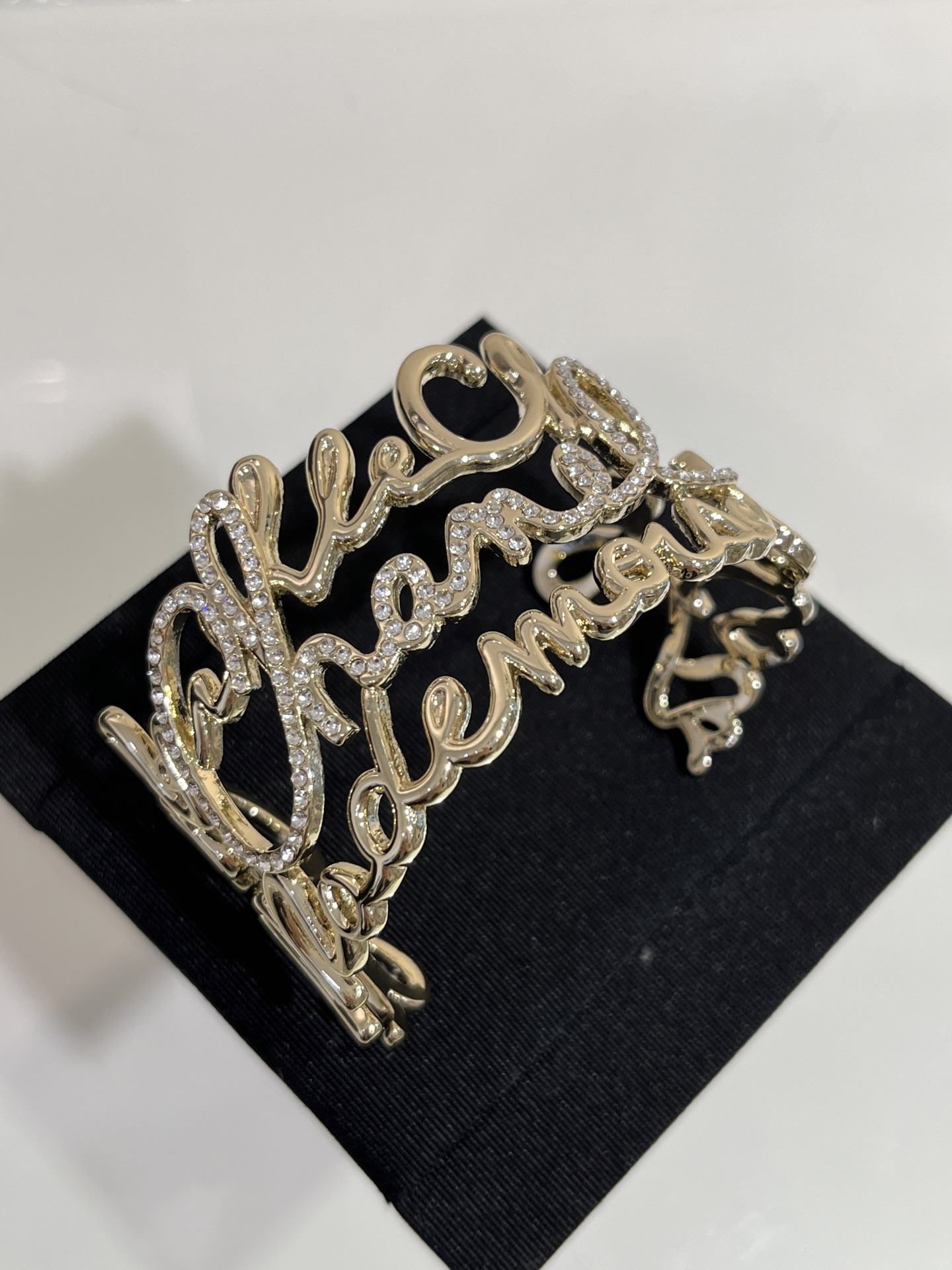 NO:856716,88340, the bracelet arrived today. 24s new gold open bracelet with handwritten letters. The shape of the three-layered handwritten letters is casual and fashionable. The hollow design is light and breathable, which shows your personality. It is full of fashion and taste in any combination. It is made of the same brass material as yb, customized crystal. The wide version of the bracelet comes with a picture box, bracelet, Cartier high-end jewelry.1986090988340,今日到货手镯 24s新款金色手写体字母开口手镯 三层手写体字母叠加的造型随性又时髦 镂空设计轻盈透气太显个性了 随意搭配都是时尚感十足 非常显品位 yb一样黄铜材质,定制水晶 宽版手环带图片包装盒,,bracelet,卡迪亚高端饰品,Jewelry