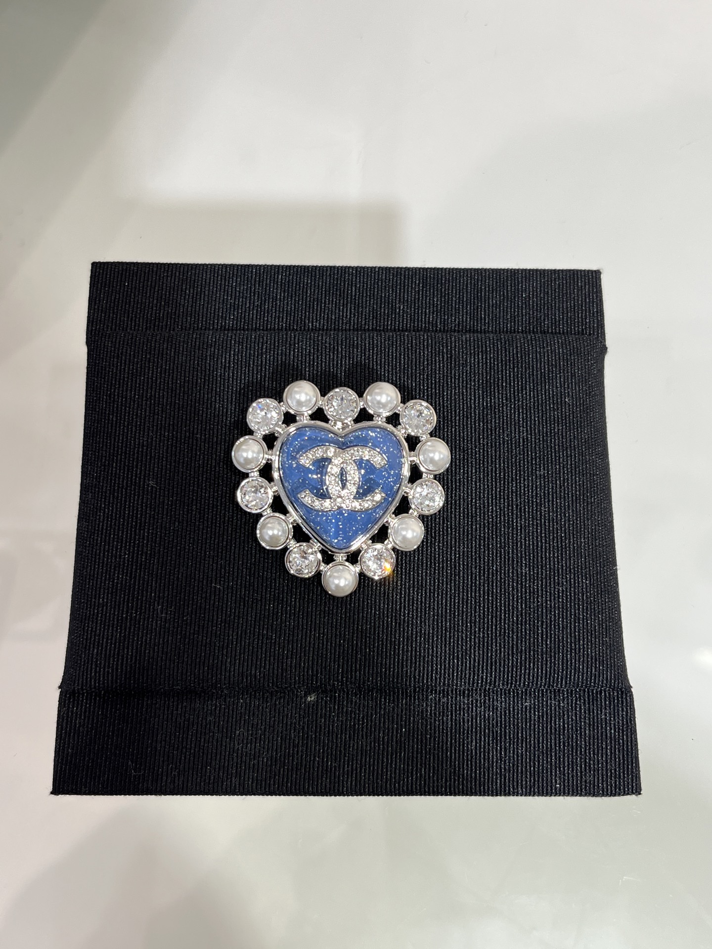NO:634241,88200, Today's new brooch 25 new silver full diamond double C blue love brooch. There are sequins inside the resin. It looks sparkling and very watery. Pearls and rhinestones surround the blue love. It is super exquisite. It is made of the same brass material as yb. Swarovski diamonds. Customized high-end resin, brooch, breastpin, Cardia high-end jewelry.1986090988200, 今日新品胸针 25新款银色满钻双C蓝色爱心胸针 树脂里面有亮片 显得波光粼粼很水灵 珍珠与水钻相间围绕蓝色爱心 超级精致 yb一样黄铜材质 施华洛钻 定制高级树脂,,brooch，breastpin,卡迪亚高端饰品,Jewelry