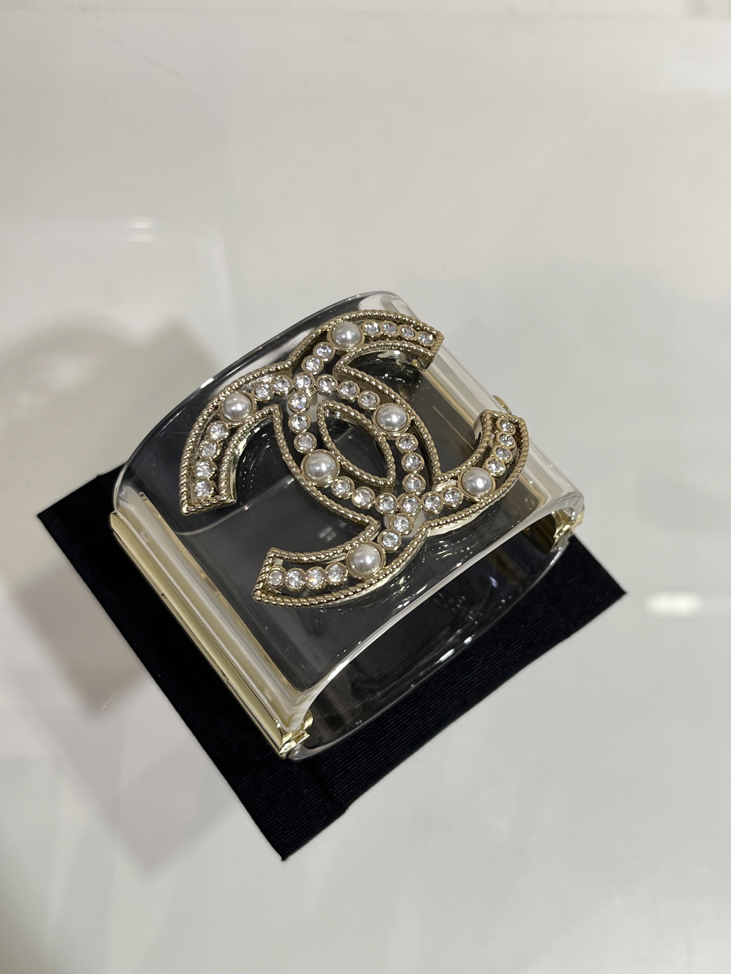 NO:633816,88340, the same style as the show arrived today. New pearl and rhinestone double C transparent acrylic resin wide version bracelet. Golden twist hollow double C decorated with pearls and rhinestones. The wide version design is so cool and fashionable. Super eye-catching and a must-have for cool girls' daily look. YB same brass material, customized resin crystal pearls. Gold bracelet bracelet with packaging box, bracelet, Cartier high-end jewelry1986090988340,今日到货秀场同款 新款珍珠拼水钻双C透明亚克力树脂宽版手镯 金色麻花镂空双C内点缀珍珠和水钻 搭配宽版设计简直太酷太时髦啦 上手超级吸睛酷女孩日常look必备 yb一样黄铜材质,定制树脂水晶珍珠 金色手环手镯带包装盒,,bracelet,卡迪亚高端饰品,Jewelry