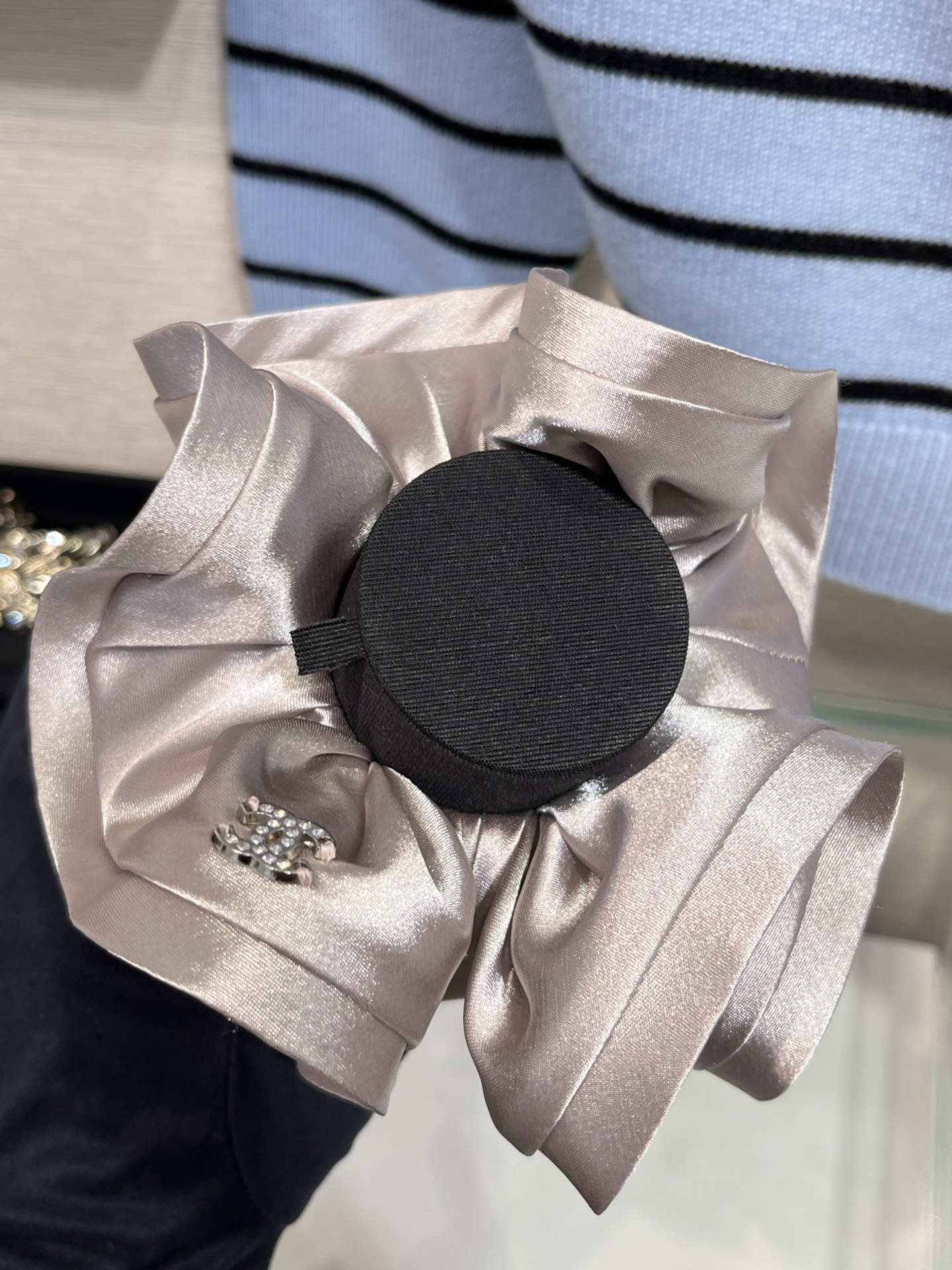 NO:632536,88160, the hair tie arrived today. The new light pink silk diamond double C large intestine hair tie. The gentle and soft pink satin is really beautiful. Simple, classic and very noble and versatile design. Very versatile and practical in summer. It looks great on the hand. Cardia high-end jewelry1986090988160,今日到货发圈 新款浅粉色丝绸满钻双C大肠发圈 温温柔柔的粉色缎面真的太好看啦 简单经典又很贵气百搭的设计 夏天非常的百搭实用 戴手上都超美,,卡迪亚高端饰品,Jewelry