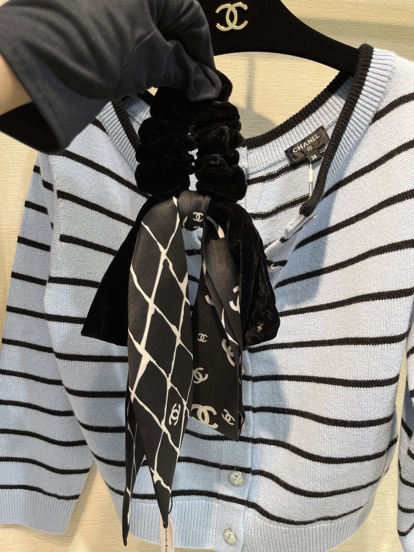 NO:634063,88180, the hair tie arrived today. New black and white three-dimensional bow hair tie. Classic Xiaoxiang black and white color. Fashionable and age-reducing. The hair tie looks good with simple combinations. The bow is very large and the upper body is very visible. Cartier high-end jewelry.1986090988180,今日到货发圈 新款黑白配色立体蝴蝶结发圈 经典小香黑白配色 时髦又减龄 发圈简单搭配都很好看 蝴蝶结超大一个 上身很显发量多,,卡迪亚高端饰品,Jewelry