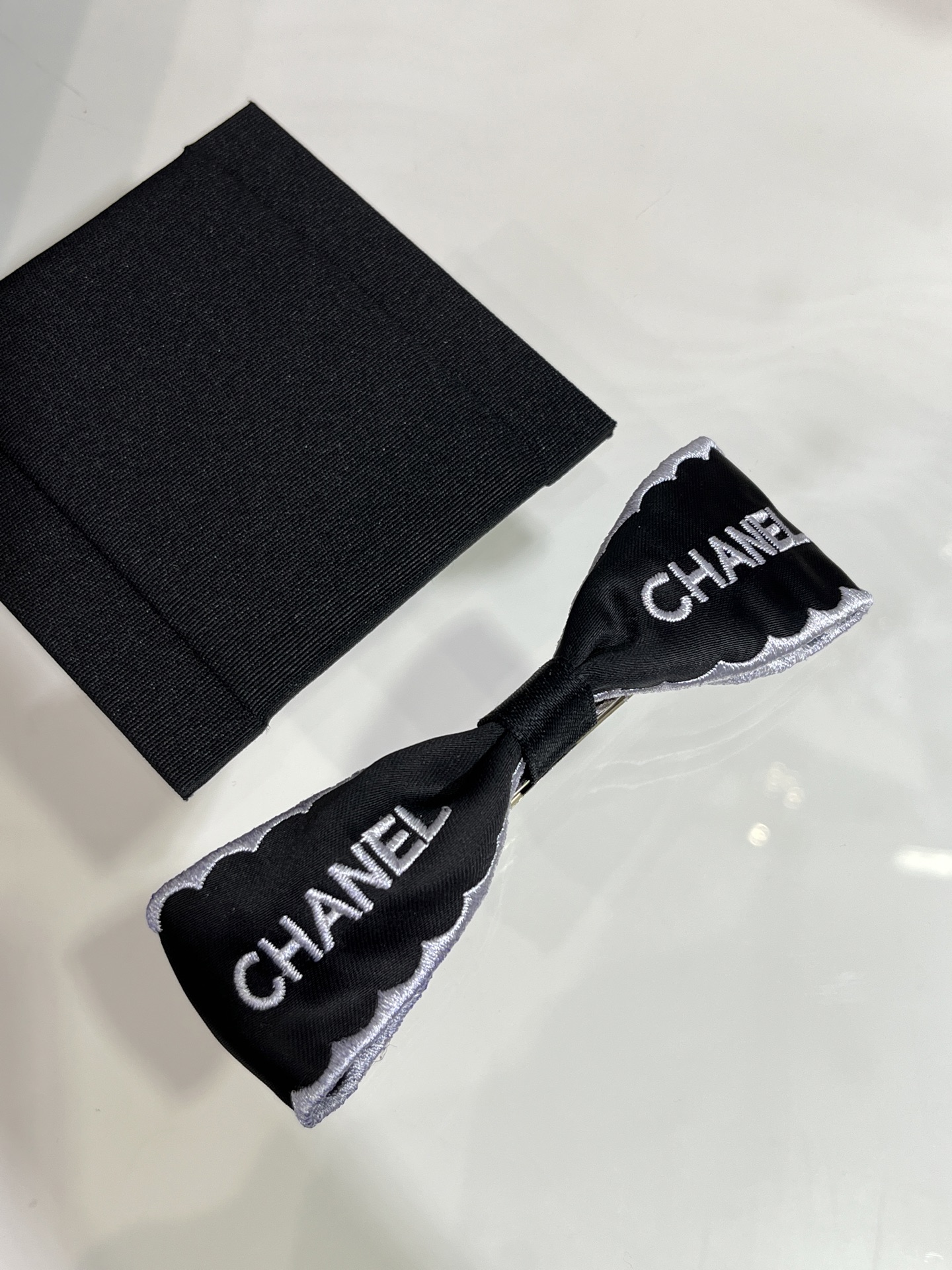 NO:632542,88160, arrived today, new letter black bow hairpin spring clip, classic black and white color letter bow, very girly feeling, you can clip bangs on the side, simple and elegant, hairpins, Cardia high-end jewelry1986090988160,今日到货 新款字母黑色蝴蝶结发夹弹簧夹 经典黑白配色字母蝴蝶结 很千金少女感 可以侧边夹刘海简简单单很显气质,,hairpins,卡迪亚高端饰品,Jewelry