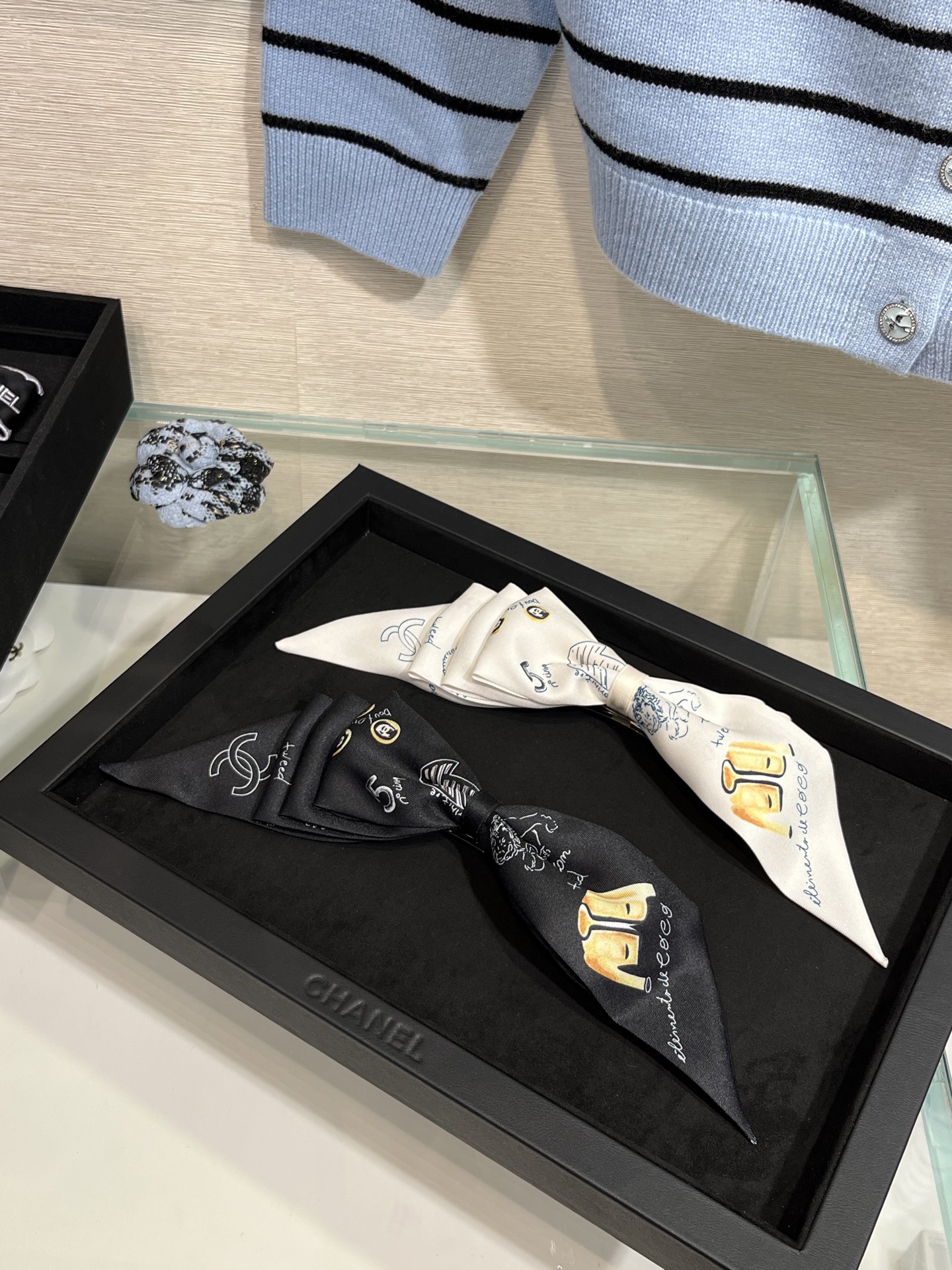 NO:633536,88160, two colors of hairpins arrived today. New style irregular design ribbon bow hairpin spring clip. One bow is very large, wear it on the upper body to show the volume of hair. Irregular design is fashionable and full of hair. It has the temperament of a wealthy woman. It comes in black and white, the color is very high-end. Hairpins, hairpins, Cartier high-end jewelry1986090988160,今日到货发夹两色可选 新款不规则设计丝带蝴蝶结发夹弹簧夹 蝴蝶结超大一个,佩戴上身显发量 不规则设计时髦感拉满 很有千金气质 黑白两个色,花色很高级 发夹发卡,,hairpins,卡迪亚高端饰品,Jewelry