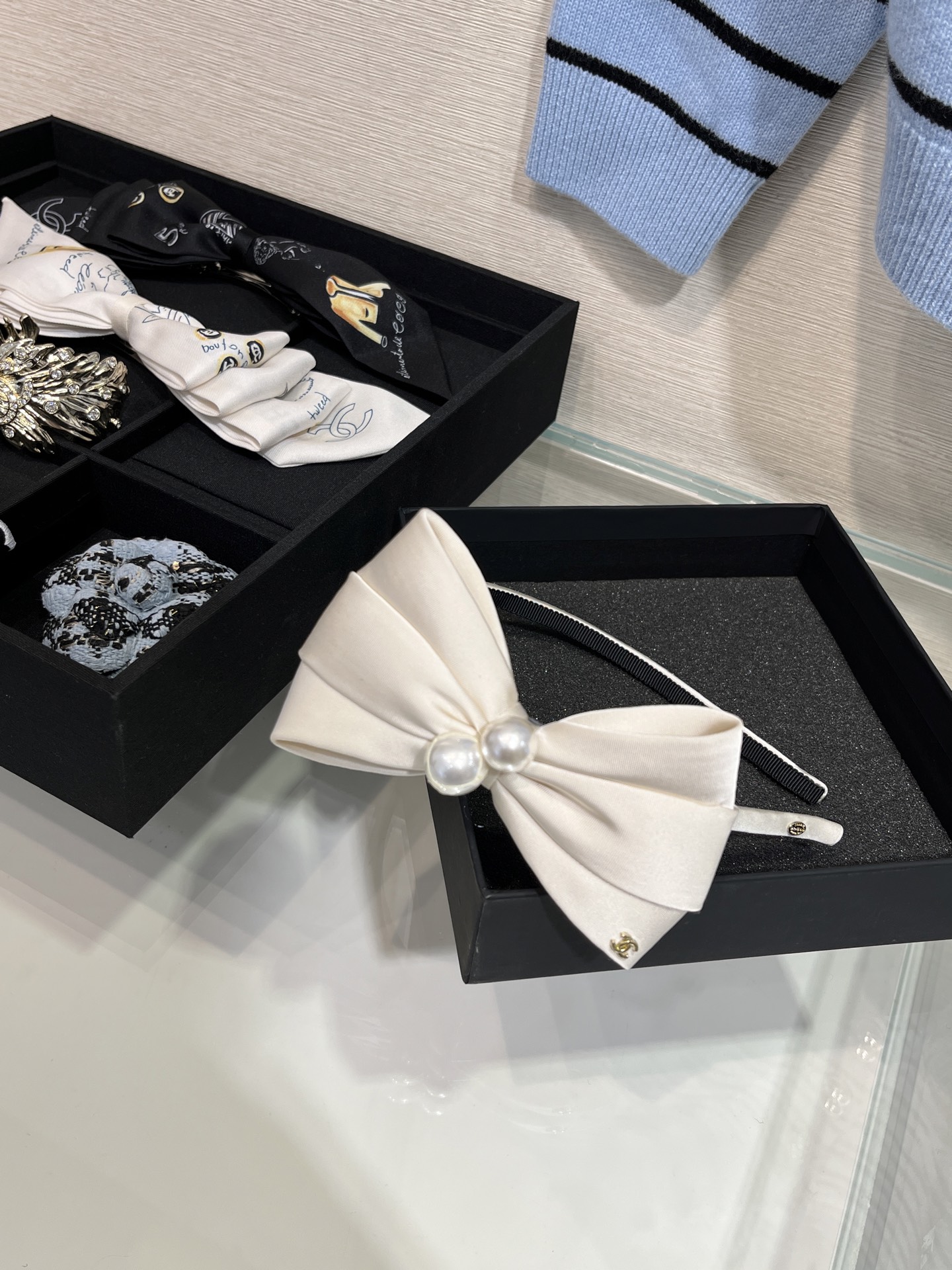 NO:632544,88170. Headbands arrived today. New white bow double C pearl hairbands. Champagne off-white hairbands that make you feel rich. Three-dimensional bow pearls. Sweet and elegant. Good-looking, practical and versatile for daily use. Atmosphere artifact, Cardia high-end jewelry.1986090988170.今日到货发箍 新款白色蝴蝶结双C珍珠发箍 富家千金感拉满的香槟米白色发箍 立体蝴蝶结珍珠 甜美又显气质 日常好看实用百搭 氛围感神器,,卡迪亚高端饰品,Jewelry