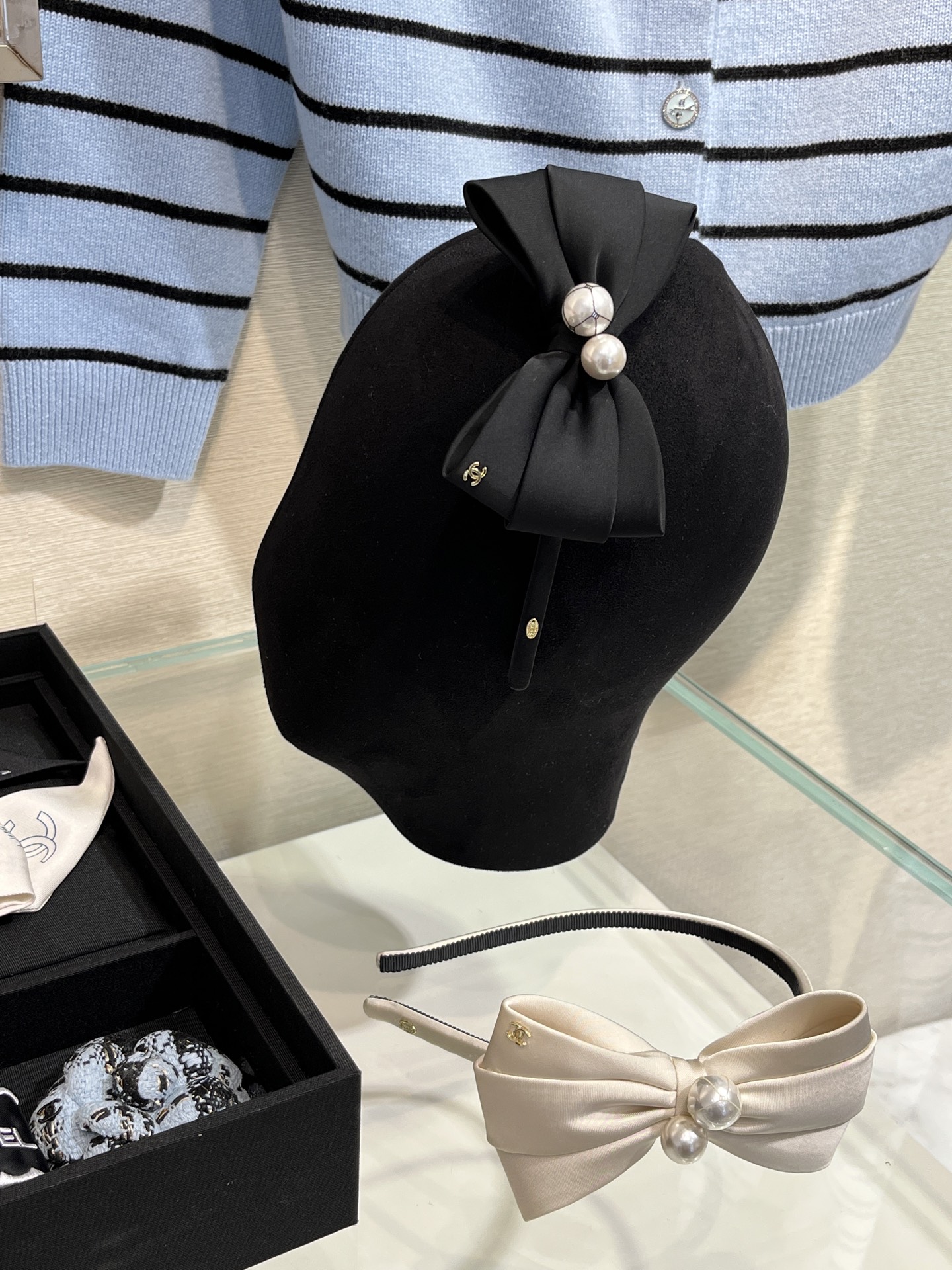 NO:632547,88170. Headbands arrived today. New black bow-tie double-C pearl headband. The black headband that makes you feel rich. It’s so stunning. Three-dimensional bow-knot pearls. Sweet and elegant. Good-looking, practical and versatile for daily use. Atmospheric artifact, Cardia high-end jewelry.1986090988170.今日到货发箍 新款黑色蝴蝶结双C珍珠发箍 富家千金感拉满的黑色发箍 太出片了 立体蝴蝶结珍珠 甜美又显气质 日常好看实用百搭 氛围感神器,,卡迪亚高端饰品,Jewelry