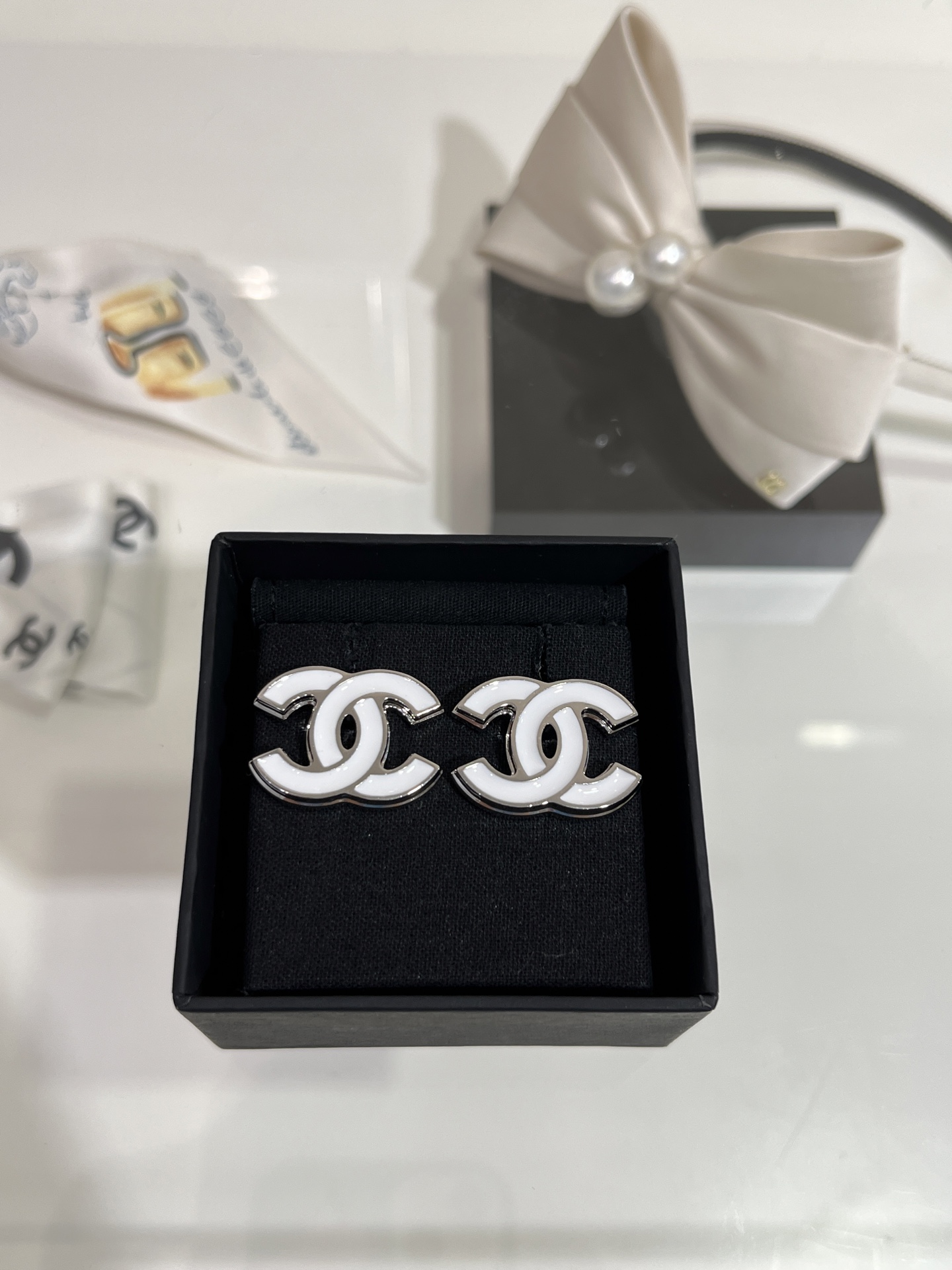 NO:634227,88160, hot style arrived today, 25s new white enamel double C silver stud earrings, white enamel double Cx silver, the deserted feeling is too high-end, the refreshing and simple design will not be outdated no matter how long it takes, the same brass enamel craftsmanship as yb, a must buy this season, top version, Cardia high-end jewelry1986090988160,今日到货爆款 25s新款白色珐琅双C银色耳钉 白色珐琅双Cx银色 冷清感太高级了 清爽简单的设计无论过多久都不会过时 yb一样黄铜珐琅工艺 本季必买 顶级版本,,卡迪亚高端饰品,Jewelry