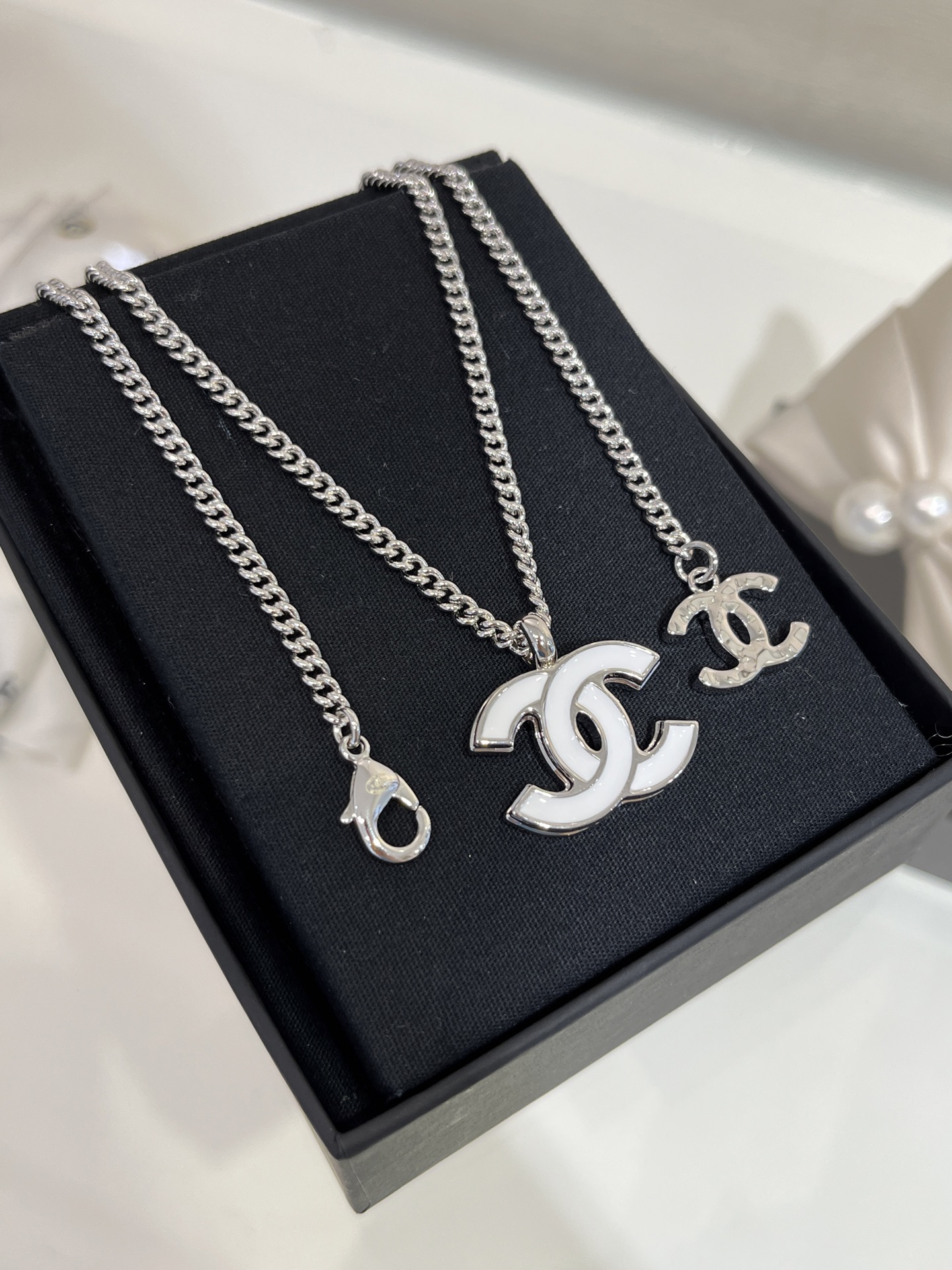 NO:632831,88180 Today's new popular necklace 25s new white enamel double C silver necklace White enamel double Cx silver The deserted feeling is too high-end The refreshing and simple design will not be outdated no matter how long it takes The same brass enamel craftsmanship as yb Top version, necklace, Cartier high-end jewelry1986090988180今日新品爆款项链 25s新款白色珐琅双C银色项链 白色珐琅双Cx银色 冷清感太高级了 清爽简单的设计无论过多久都不会过时 yb一样黄铜珐琅工艺 顶级版本,,necklace,卡迪亚高端饰品,Jewelry