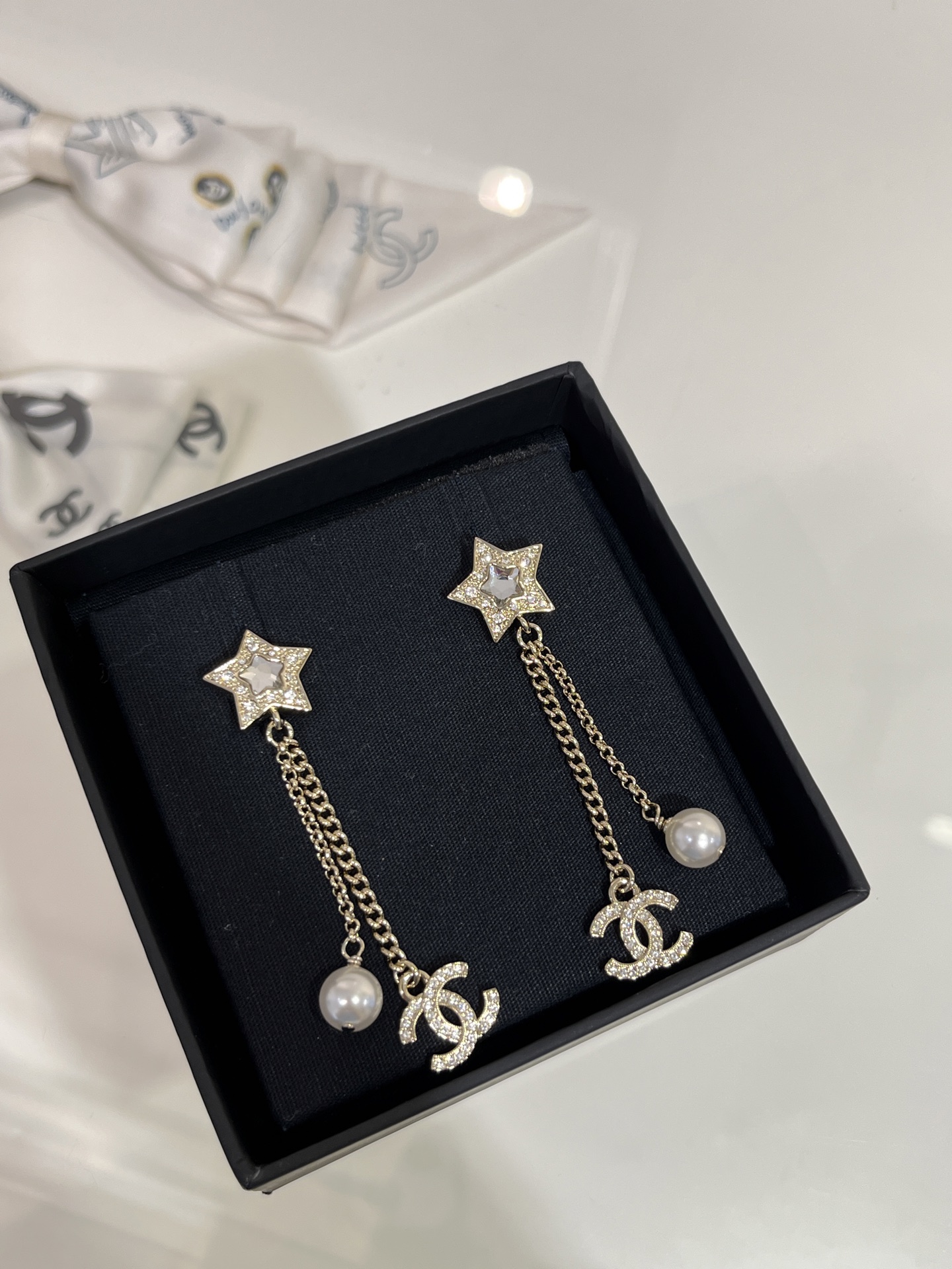 NO:634109,88200, today’s new product long style 25 new star crystal pearl gold double C tassel stud earrings. The crystal stars are so cute and have a summer atmosphere. The pearls and full diamond double C tassel upper ears are very flattering to the face shape. The same Swarovski crystal custom crystal. Top version, Cardia high-end jewelry1986090988200,今日新品长款 25新款星星水晶珍珠金色双C流苏耳钉 水晶星星太可爱啦很有夏天的氛围 珍珠和满钻双C流苏上耳很修饰脸型 z一样施华洛水晶定制水晶 顶级版本,,卡迪亚高端饰品,Jewelry