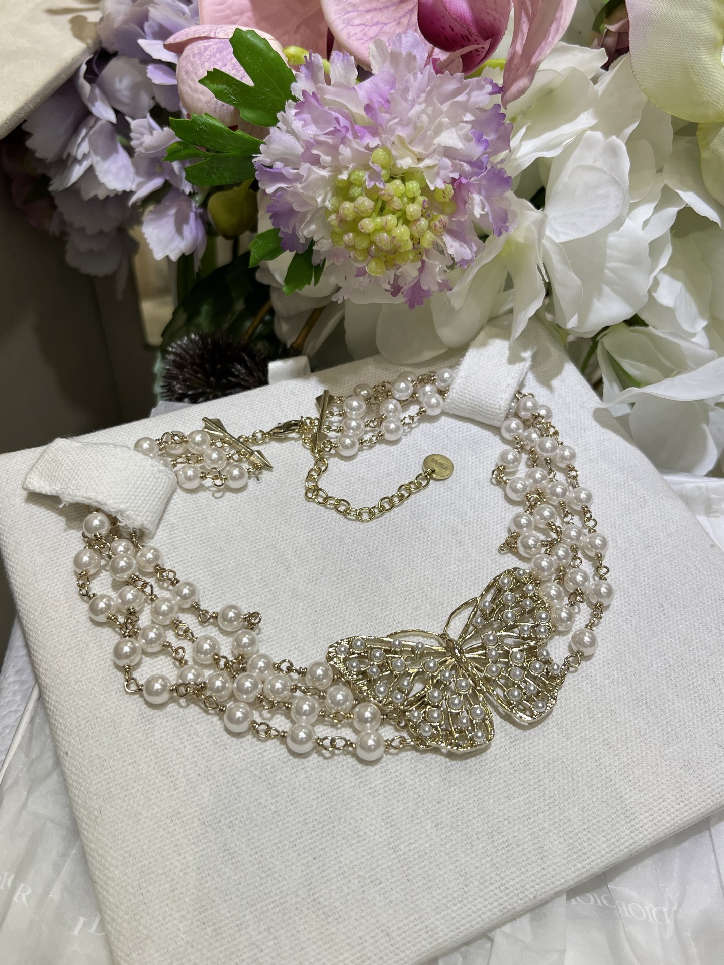 NO:633081,Today's new heavy industry choker 25 years new hollow millet bead butterfly multi-layer pearl necklace. Small pearls are embellished with hollow metal butterfly veins and bones. It's so fairy ~ the sense of nobility and sweetness are just right. The four-layer pearl chain design is super heavy and the real thing is so beautiful. yb consistent brass material. Customized pearls. Matching version of light gold, necklace, Cartier high-end jewelry.19860909今日新品重工款choker 25年新款镂空小米珠蝴蝶多层珍珠项链 小珍珠点缀镂空金属蝴蝶脉络骨骼 太仙了～贵气感与甜美感平衡得刚刚好 四层珍珠链条设计超级重实物太美了 yb一致黄铜材质 定制珍珠 对版浅金色,,necklace,卡迪亚高端饰品,Jewelry