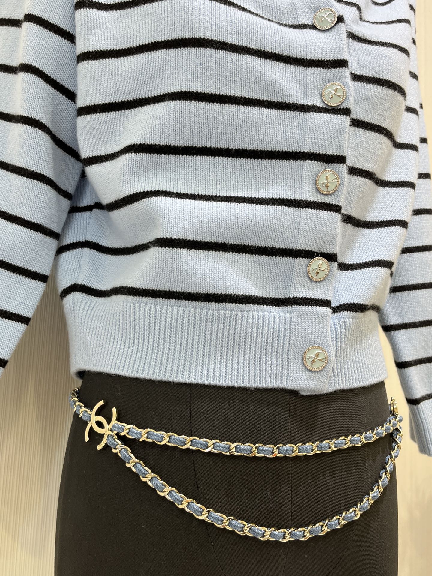 NO:634469,88330, the most popular waist chain arrived today. 25 new light gold double C blue denim chain waist chain necklace dual-use model. Light blue denim chain design. Full of sweet and cool feeling. Very casual and fashionable feel. It looks young and distinctive. It can be used as a waist chain or a sweater chain. It is so valuable. The same brass material as yb + denim. The texture is very good, sweaters, necklace, Cardia high-end jewelry.1986090988330,今日到货爆款腰链 25新款浅金色双C蓝色牛仔链条腰链项链两用款 浅蓝色牛仔布穿链设计 甜酷感十足 很有休闲时髦的feel 显年轻又有特色 既可以当腰链又可以当毛衣链 太值了 yb一样黄铜材质+牛仔布 质感很好,,sweaters,necklace,卡迪亚高端饰品,Jewelry