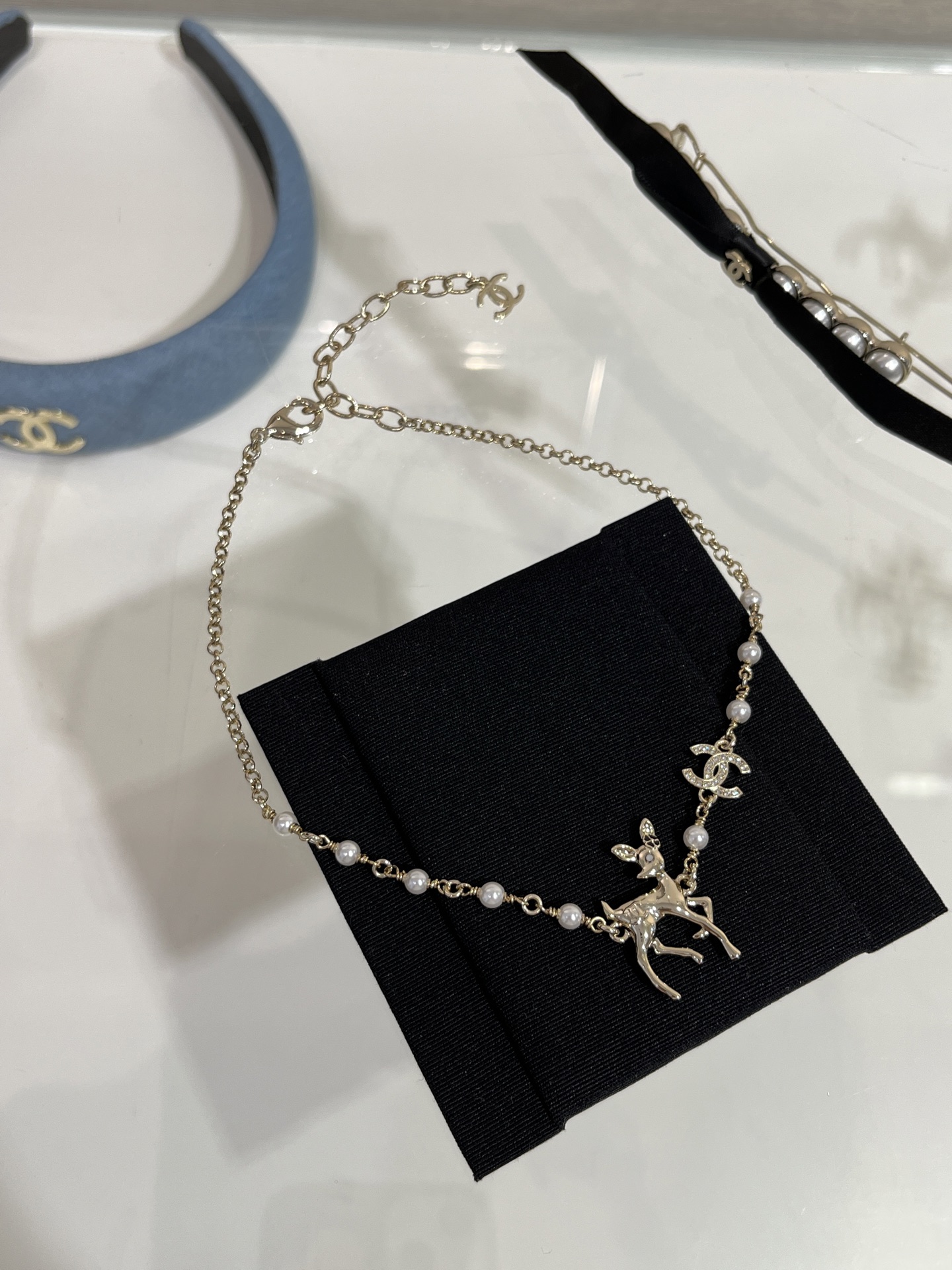 NO:633318,88220, arrived today to buy yb 25 new golden deer full of diamonds and double C pearl necklace choker. The three-dimensional deer ear is decorated with a small black enamel flower. The overall details are super exquisite. It looks so good when worn on the body. Full of spirit. The most surprising design of this season. The same brass material as yb. Swarovski diamonds. Customized pearls. Enamel craftsmanship, necklace, Cartier high-end jewelry.1986090988220,今日到货购入yb 25新款金色小鹿满钻双C珍珠项链choker 立体小鹿耳边点缀一朵黑色珐琅小花朵 整体细节超级精致 佩戴上身太好看啦 灵气满满 本季最具有惊喜感的设计 yb一样黄铜材质 施华洛钻 定制珍珠 珐琅工艺,,necklace,卡迪亚高端饰品,Jewelry