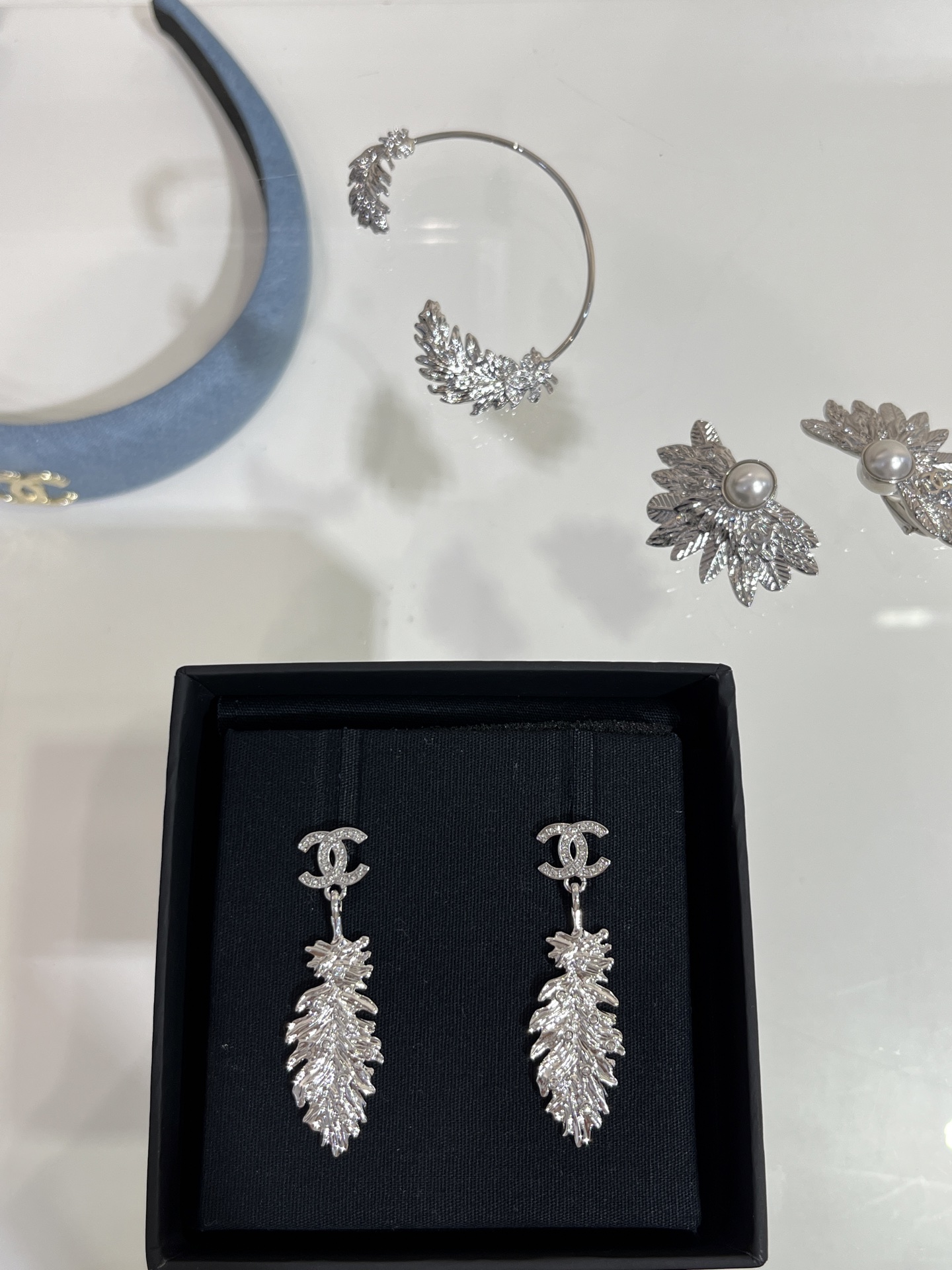 NO:632905,Today's new silver model, 25s new silver full diamond double C feather stud earrings, look like bird feathers and wheat leaves. They have a sense of jewelry. The details of the small diamonds dotted on the feathers are so exquisite. They have the temperament of a wealthy daughter. They look beautiful when worn on the upper ears. 88180, Cardia high-end jewelry19860909今日新品银色款 25s新款银色满钻双C羽毛耳钉 像飞鸟羽毛 又像麦穗叶子 很有珠宝感 羽毛上点缀星星点点的小钻细节太精致了 非常有富家千金气质 佩戴上耳很漂亮88180,,卡迪亚高端饰品,Jewelry