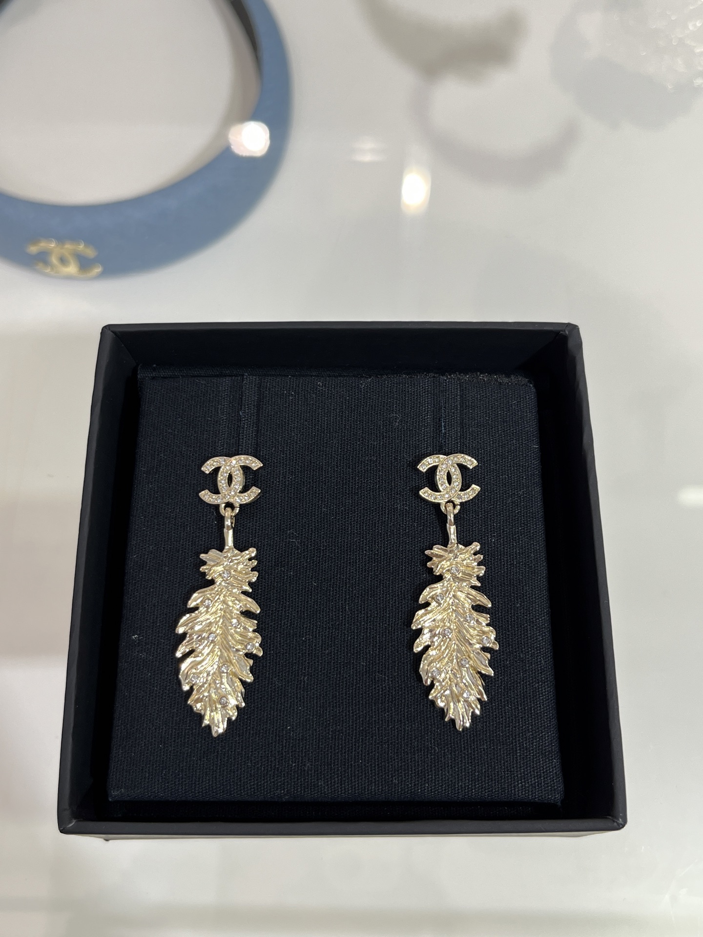 NO:632903,Today's new product is light gold. 25s new gold full diamond double C feather stud earrings. They look like bird feathers and wheat leaves. They have a sense of jewelry. The details of the small diamonds dotted on the feathers are so exquisite. They have the temperament of a wealthy daughter. They look beautiful when worn on the upper ears. 88180, Cardia high-end jewelry19860909今日新品淡金色 25s新款金色满钻双C羽毛耳钉 像飞鸟羽毛 又像麦穗叶子 很有珠宝感 羽毛上点缀星星点点的小钻细节太精致了 非常有富家千金气质 佩戴上耳很漂亮 88180,,卡迪亚高端饰品,Jewelry