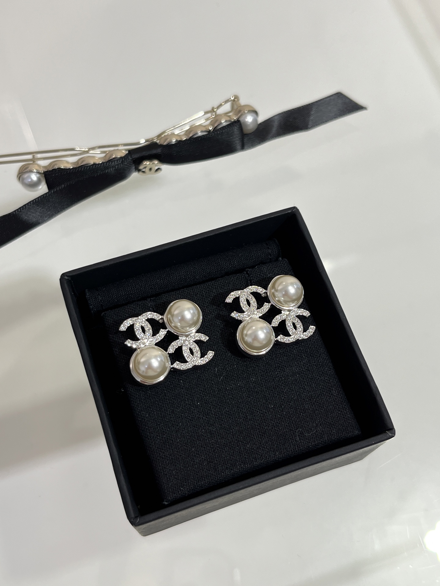 NO:633616,88180 Today's top version of new products 25s new silver full diamond double C pearl square stud earrings Two hollow squares composed of pearl silver double C Cute and full of nobility Versatile and unmistakable size Silver cool and fashionable very flattering YB same brass material Swarovski diamonds Customized pearls, Cartier high-end jewelry1986090988180 今日新品顶级版本 25s新款银色满钻双C珍珠方块耳钉 两颗珍珠银色双C组成的镂空方块 可可爱爱又贵气感十足 百搭不出错的尺寸银色清冷时髦很衬人 yb一样黄铜材质 施华洛钻 定制珍珠,,卡迪亚高端饰品,Jewelry