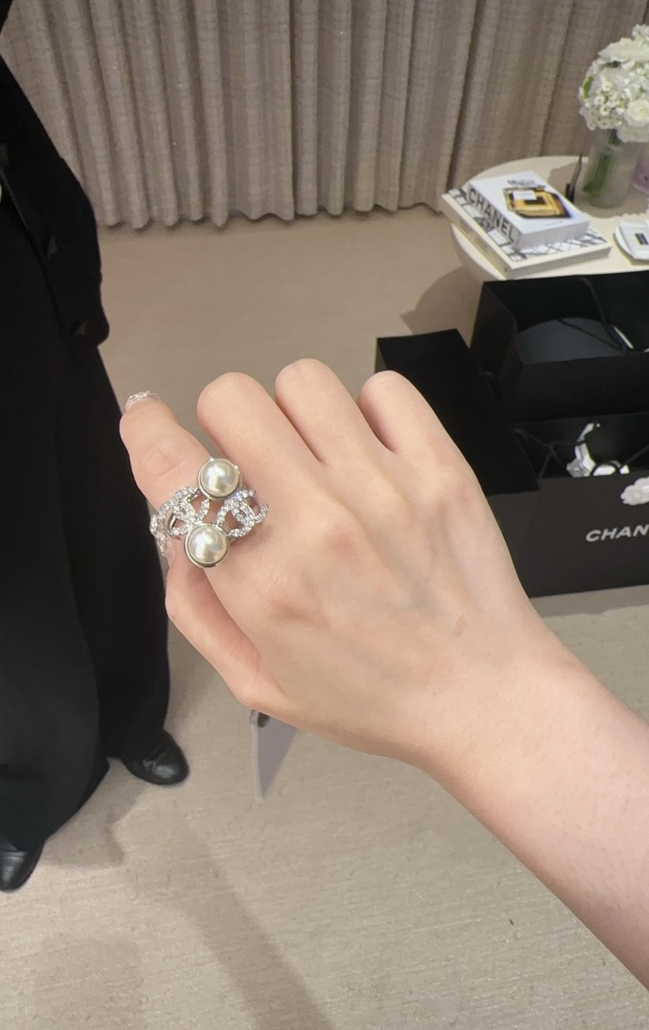 NO:633619,88180, today’s new ring, 25s new silver full diamond double C pearl square ring, a hollow square composed of two pearl silver double Cs, cute and elegant, looks great on the hand, just the right touch to embellish the overall look, size US size 6-7-8 is equal to S-M-L, yb-like brass material, Swarovski diamonds, customized pearls, rings, Cartier high-end jewelry1986090988180, 今日新品戒指 25s新款银色满钻双C珍珠方块戒指 两颗珍珠银色双C组成的镂空方块 可可爱爱又贵气感十足 戴手上超好看 恰到好处地点缀整体look 尺码size美码6-7-8等于S-M-L yb一样黄铜材质 施华洛钻 定制珍珠,,ring,卡迪亚高端饰品,Jewelry
