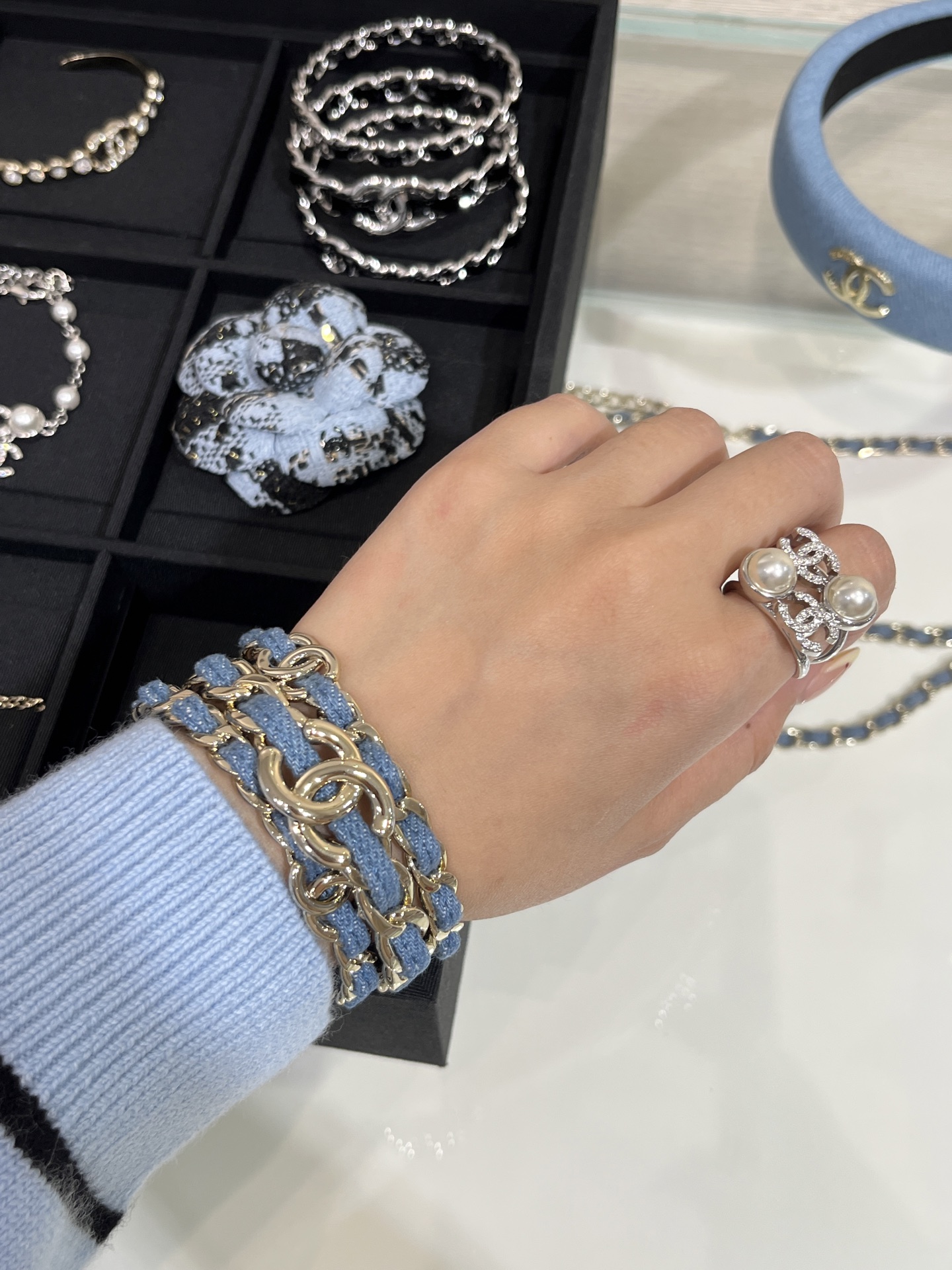 NO:632697,88300 A three-piece set of bracelets arrived today. 25 new golden double-C denim chain bracelets. The casual and fashionable feeling of denim jeans is really unique~ Super cool when stacked to show the relaxed elegance of daily style. A set includes three bracelets, one wide and two narrow. The same brass material as yb denim fabric. Ready in stock. Bracelet bracelet set with packaging box. Popular style, bracelet, Cartier high-end jewelry1986090988300 今日到货手镯三件套 25新款金色双C丹宁牛仔穿链手镯 丹宁牛仔的休闲时髦感真的是独一份～ 叠戴超酷呈现日常造型的松弛贵气 一套包含三个手环一个宽两个窄 yb一样黄铜材质牛仔布料 现货手快 手环手镯套装带包装盒 爆款,,bracelet,卡迪亚高端饰品,Jewelry