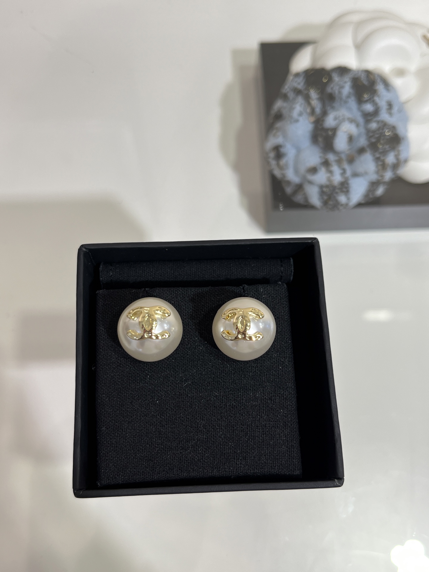 NO:632672,88160, the second-hand model arrived today. Classic French elegant gold double C pearl earrings. Super soft and elegant large pearl earrings. Super flattering. Simple and elegant design, versatile and not picky. Brass resin pearls. Close your eyes at a good price. Cartier high-end jewelry.1986090988160,今日到货中古款 经典法式优雅金色双C珍珠耳钉 巨温柔优雅的大珍珠耳钉 超衬气质 简洁大方的设计百搭不挑人 黄铜材质树脂珍珠 好价闭眼入,,卡迪亚高端饰品,Jewelry
