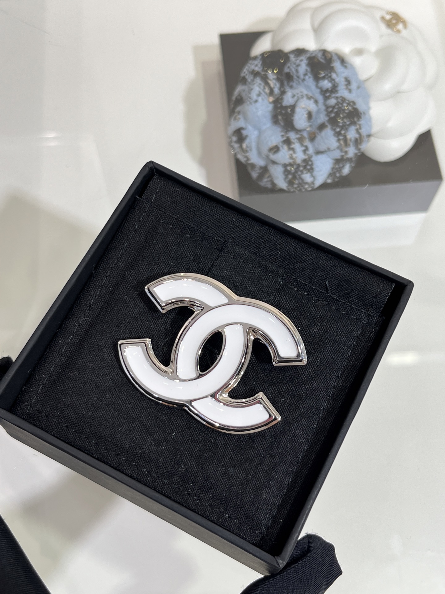 NO:634239,88180, today’s hot new products, 25s new white enamel double C silver brooch, white enamel double Cx silver, the deserted feeling is too high-end, the refreshing and simple design is suitable for both men and women, the same brass enamel craftsmanship as yb, must buy this season, brooch, breastpin, Cartier high-end jewelry1986090988180,今日新品爆款 25s新款白色珐琅双C银色胸针 白色珐琅双Cx银色 冷清感太高级了 清爽简单的设计感男女都适合佩戴哦 yb一样黄铜珐琅工艺 本季必买,,brooch，breastpin,卡迪亚高端饰品,Jewelry