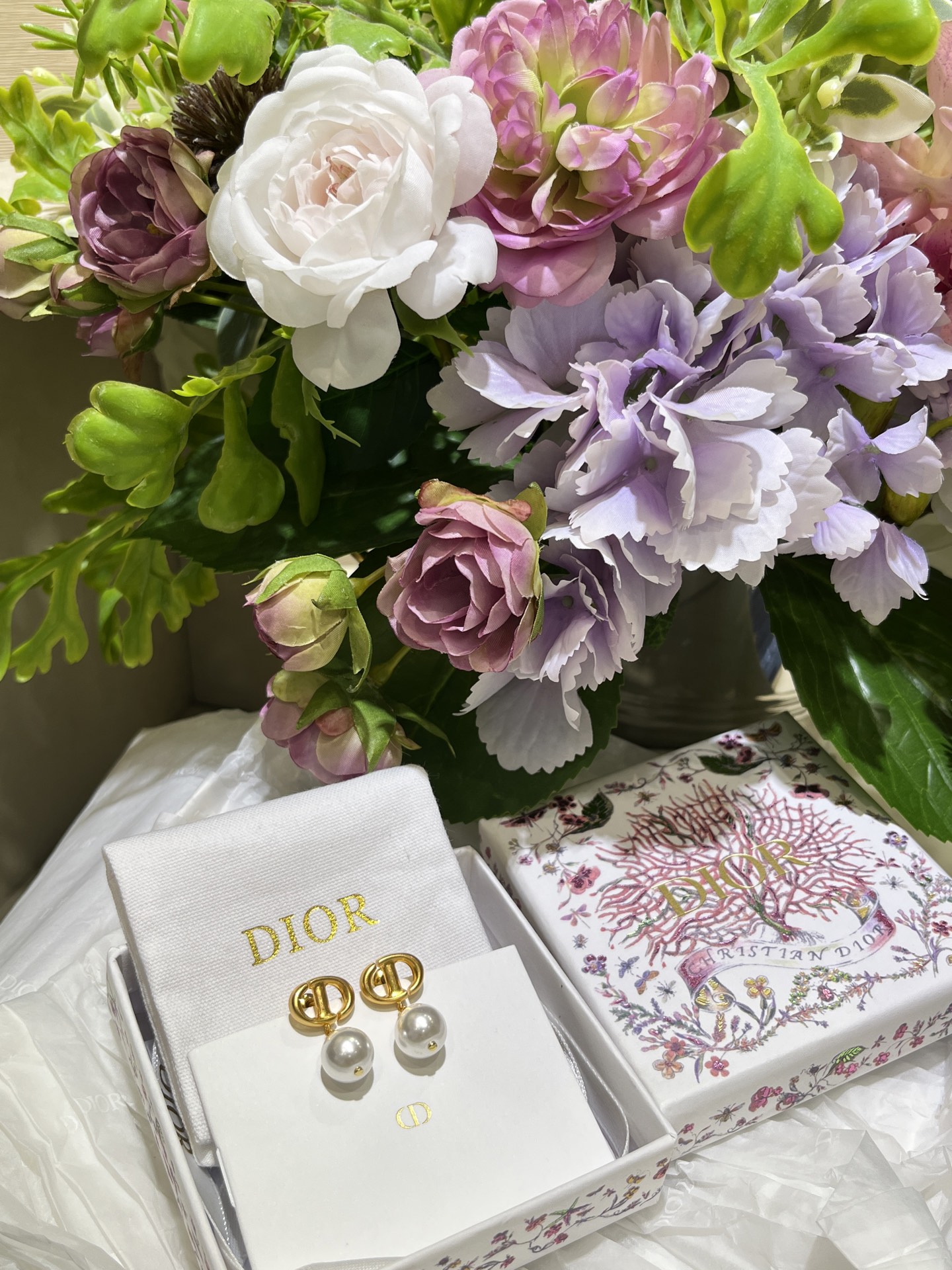 NO:633760,88160. Today’s arrival is a classic recommendation. 25 years new pig nose CD pearl pendant earrings. Frosted metal plating is a test of craftsmanship. The texture is super good. This style looks good no matter how you match it. The pig nose is very round and cute. It is made of the same brass material as yb. Customized pearls. Top version, Cardia high-end jewelry.1986090988160.今日到货经典推荐 25年新款猪鼻子CD珍珠吊坠耳钉 磨砂金属电镀太考验工艺了 质感超好 这款怎么搭配都好看 猪鼻子很圆润可爱 yb一样黄铜材质 定制珍珠 顶级版本,,卡迪亚高端饰品,Jewelry