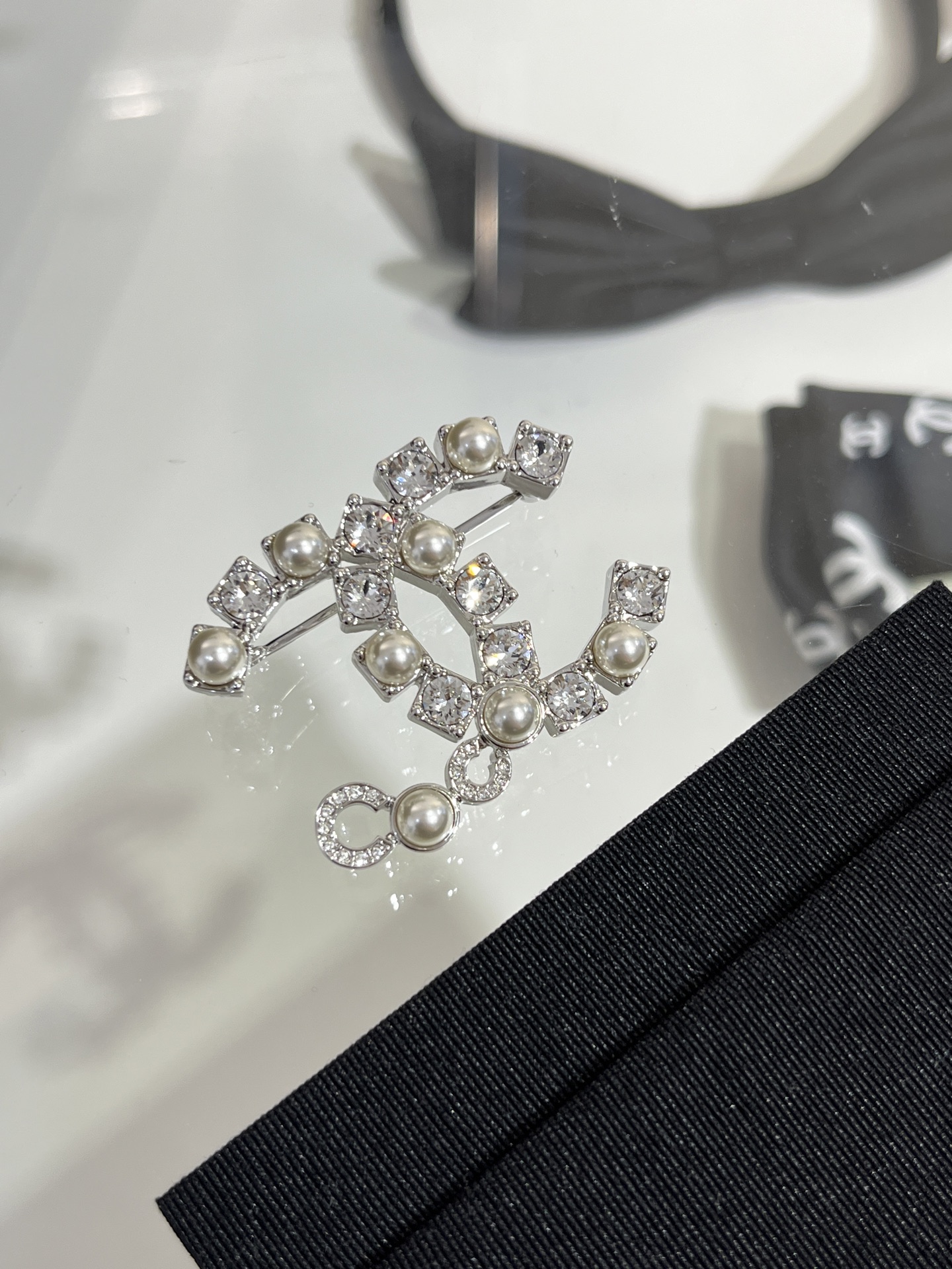 NO:104538,25s new silver rhinestones and pearl double C brooch. Rhinestones and pearl coco letters are perfectly integrated into the double C shape. The random matching is full of high-end feeling. The details are very exquisite, Chanel brooch, chanel, brooch, breastpin1986090925s新款银色水钻拼珍珠双C胸针 水钻珍珠coco字母完美融入双C造型 随意搭配都高级感十足 细节很精致,香奈儿胸针,chanel,brooch，breastpin,Jewelry