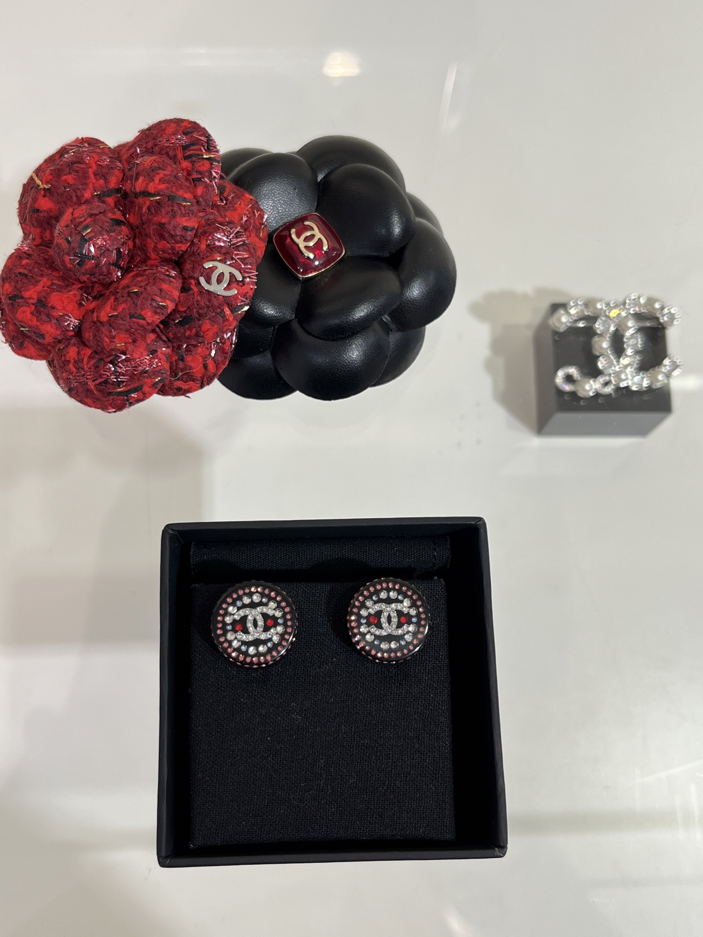 NO:632691,88200 Earrings arrived today. 25s new black acrylic full diamond double C round button earrings. The combination of black buttons and colored crystals is very y2k hot girl. The crystals are shining in the resin, too beautiful to refuse. The color is too white. It is very versatile for daily commuting and dating. The same brass material as yb. Resin material. Earrings and earrings with packaging box, earrings, Cardia high-end jewelry1986090988200今日到货耳钉 25s新款黑色亚克力满钻双C圆形纽扣耳钉 黑色纽扣彩色水晶的搭配很y2k辣妹 水晶在树脂里面闪烁着,美到无法拒绝 配色太显白了日常通勤约会超百搭 yb一样黄铜材质 树脂材质 耳钉耳环带包装盒,,earrings,卡迪亚高端饰品,Jewelry