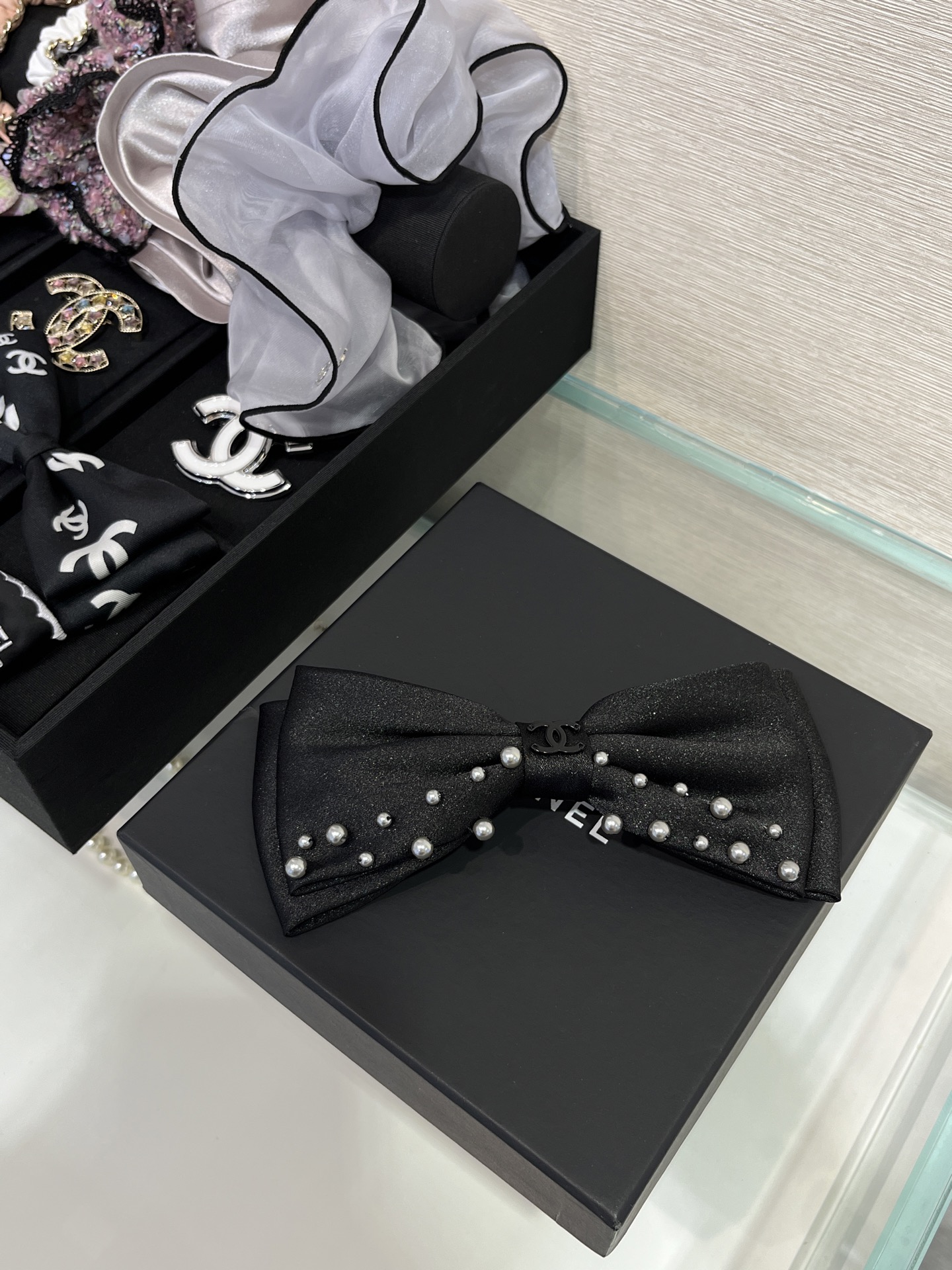 NO:633538,88180, today’s new hairpins, new black double-C bow pearl polka dot hairpins, so many hemp-colored pearls embellished with black satin bows, with a low-key and high-end feel, the appearance is really too good, a must-have for beautiful girls and celebrities, daily good-looking, practical and versatile,,hairpins,Cardia high-end jewelry1986090988180,今日新品发夹 新款黑色双C蝴蝶结珍珠波点发夹 真多麻色系珍珠点缀黑色缎面蝴蝶结 自带低调高级感 颜值真的太高啦 美少女名媛必备 日常好看实用百搭,,hairpins,卡迪亚高端饰品,Jewelry