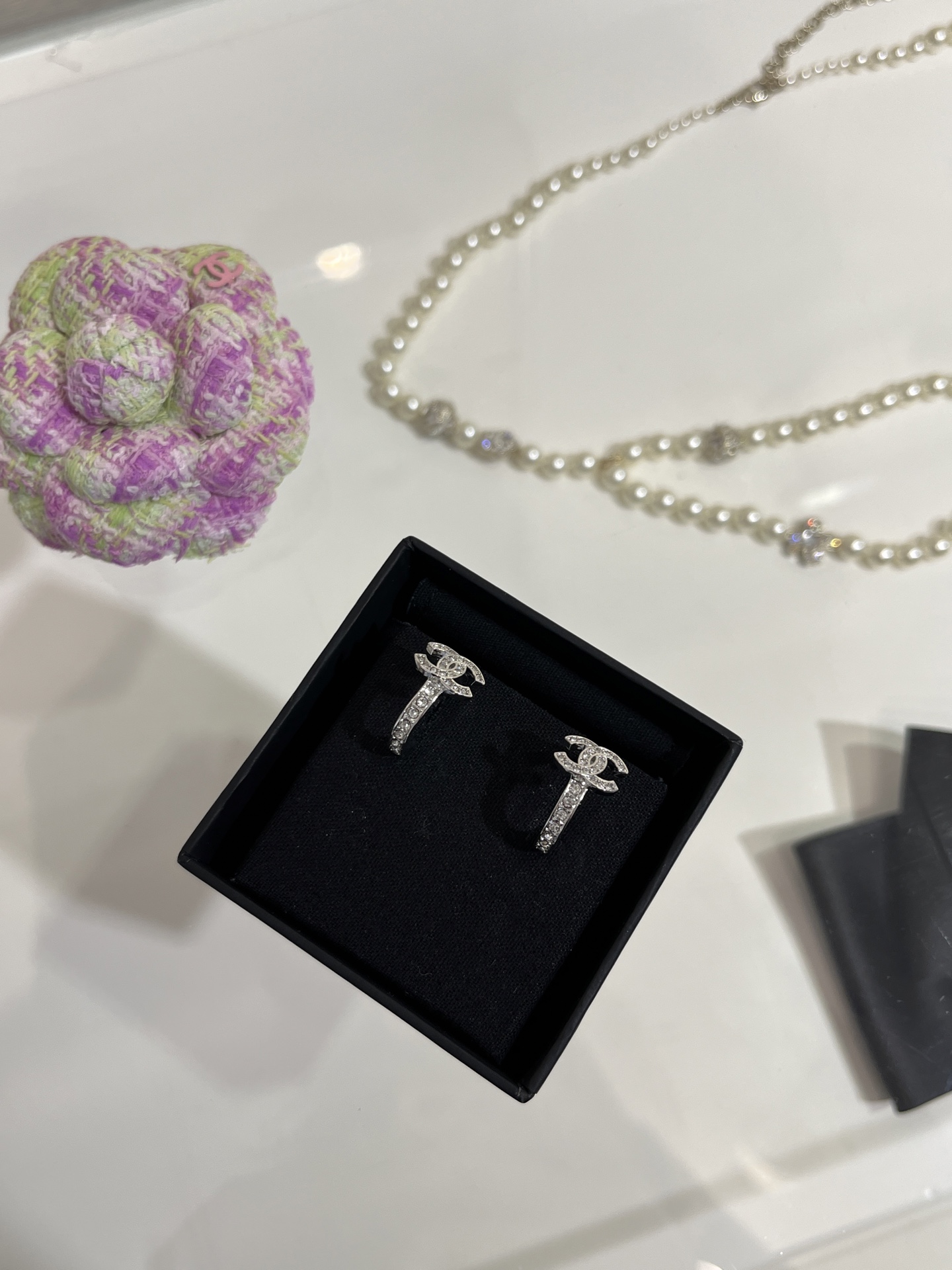 NO:633312,88180, today's new small earrings, 25s new silver full diamond double C hoop earrings, the salty or sweet sparkling diamond earrings are so exquisite, versatile for daily use, this size can be worn all day without pressure, yb same brass material, customized crystal, earrings, Cardia high-end jewelry1986090988180,今日新品小耳圈 25s新款银色满钻双C圈圈耳环 可盐可甜的亮闪闪带钻耳圈太精致了 日常百搭 这个尺寸佩戴一整天无压力 yb一样黄铜材质定制水晶,,earrings,卡迪亚高端饰品,Jewelry