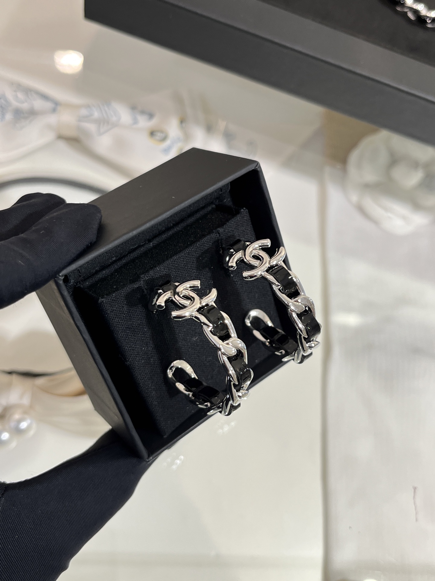 NO:359470,Today's new earrings model, 25P new silver double C black patent leather chain earrings, black silver color matching patent leather, the perfect 'cool sister' is the visual feeling, the concave shape must be simple, durable and comfortable, Chanel earrings, chanel, earrings19860909今日新品耳圈款 25P新款银色双C黑色漆皮穿链耳环 黑银配色漆皮 妥妥的'酷姐'即视感 凹造型必备简洁耐看又有舒适度,香奈儿耳钉,chanel,earrings,Jewelry