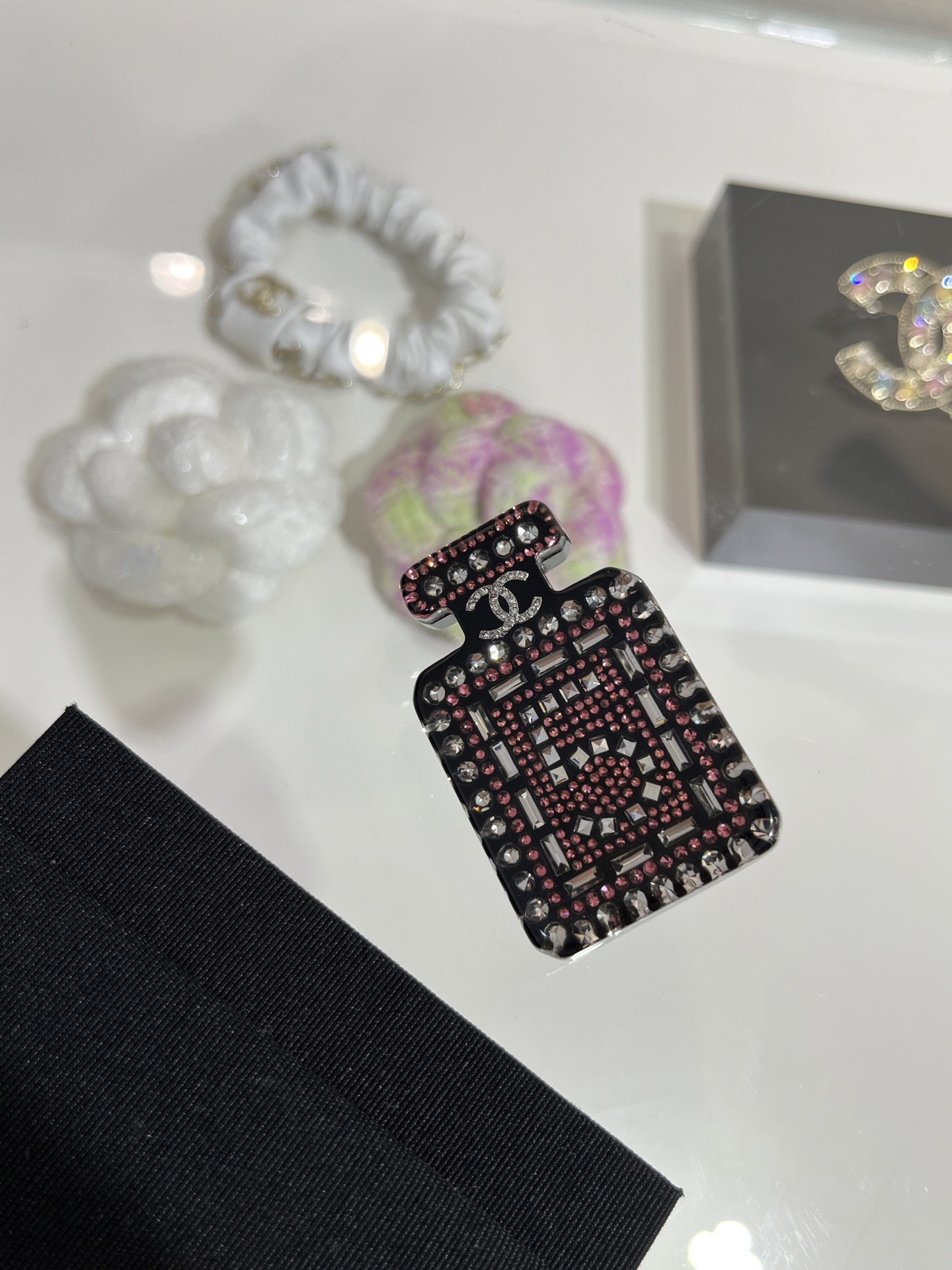 NO:632685,88220 The brooch arrived today. The 25s new black acrylic double C perfume bottle brooch. The retro and modern color scheme has the temperament of a hot girl. The crystals are shining in the resin, so beautiful that it is irresistible. It is full of high-end feel when paired with it. It is worth collecting. It is made of the same resin crystal as yb and has a very good appearance. The brooch comes with a packaging box, brooch, breastpin, Cardia high-end jewelry.1986090988220 今日到货胸针 25s新款黑色亚克力双C香水瓶胸针 复古摩登的配色非常有辣妹御姐气质 水晶在树脂里面闪烁着,美到无法拒绝 随意搭配都高级感十足 值得收藏 yb一样树脂水晶材质 颜值超高 胸针带包装盒,,brooch，breastpin,卡迪亚高端饰品,Jewelry