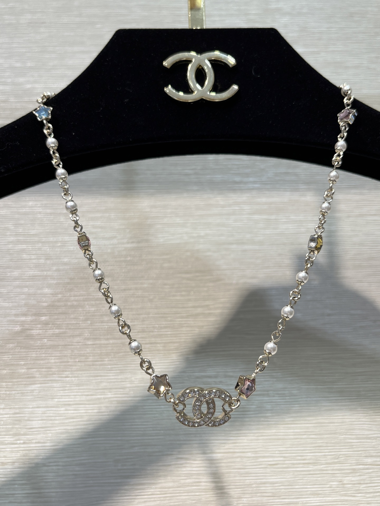 NO:361756,Popular 25P new colored crystal star double C pearl necklace choker summer dopamine color scheme is really sweet and girly. The crystal clear colored star sugar is so beautiful that it is so beautiful. The full diamond double C classic logo in the middle is full of noble value. yb consistent brass material Swarovski diamond custom crystal, Chanel necklace, chanel, necklace19860909爆款 25P新款彩色水晶星星双C珍珠项链choker 夏日多巴胺配色真的太甜太少女了 晶莹剔透的彩色星星糖简直美得冒泡 正中间的满钻双C经典logo贵气值拉满 yb一致黄铜材质 施华洛钻 定制水晶,香奈儿项链,chanel,necklace,Jewelry