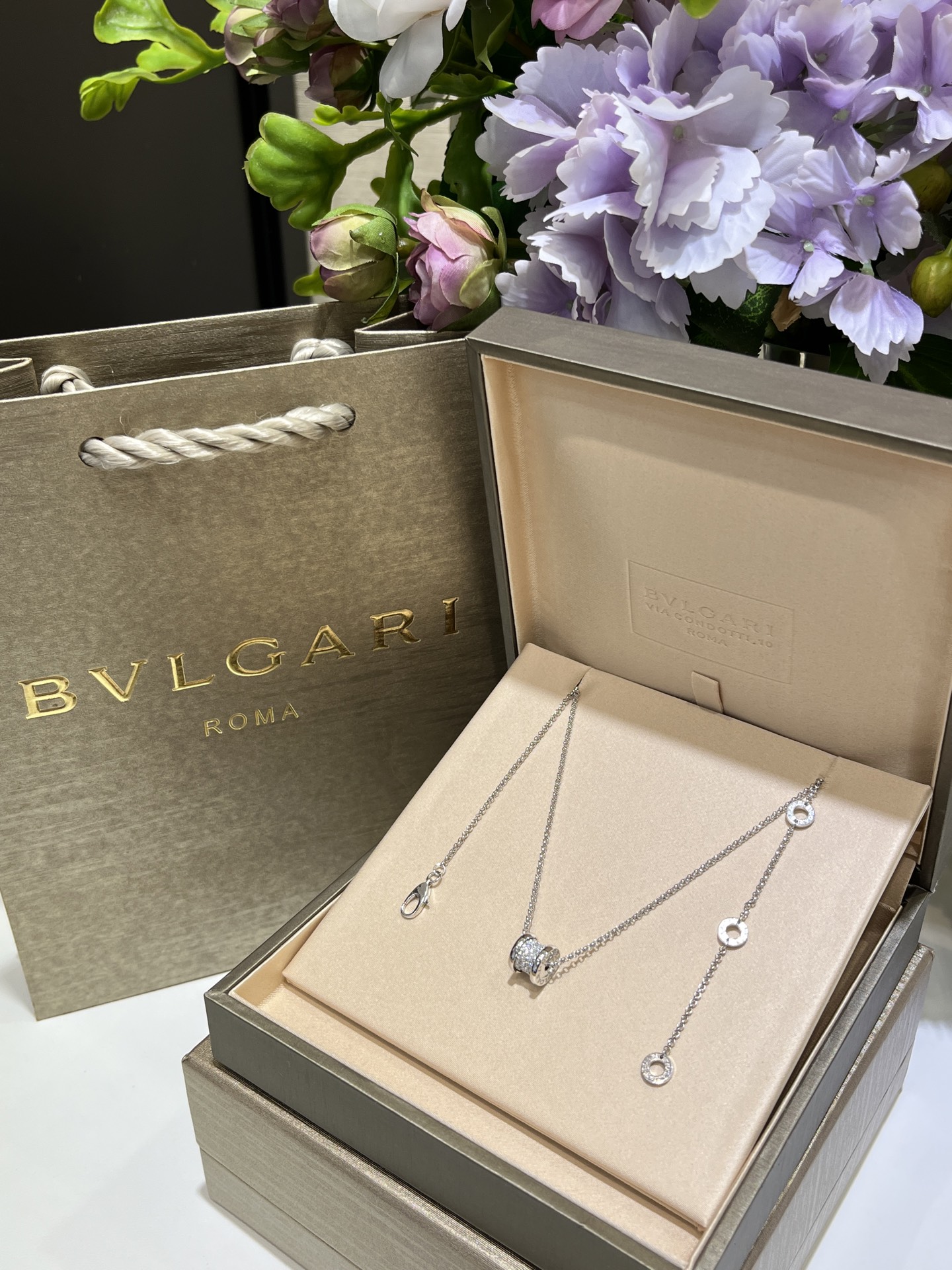 NO:634683,88260, arrived today Bvlgari slim waist new white gold full diamond spring slim waist necklace classic and attractive spring series jewelry design mini size small spring super exquisite daily casual versatile zk real gold and real diamonds official website price more than 3w custom silver gold-plated inlaid with zircon necklace with free packaging need a picture of the full set of packaging plus 40,, bvlgari, necklace, gold plating, Cardia high-end jewelry1986090988260,今日到货宝格丽小蛮腰 新款白金色满钻弹簧小蛮腰项链 经典且耐看的弹簧系列珠宝设计 mini尺寸小弹簧超级精致 日常休闲百搭 zk真金真钻 官网价格3w多 定制银镀金镶嵌锆石 项链配免费包装 需要图片全套包装另加40,,bvlgari,necklace,gold plating,卡迪亚高端饰品,Jewelry