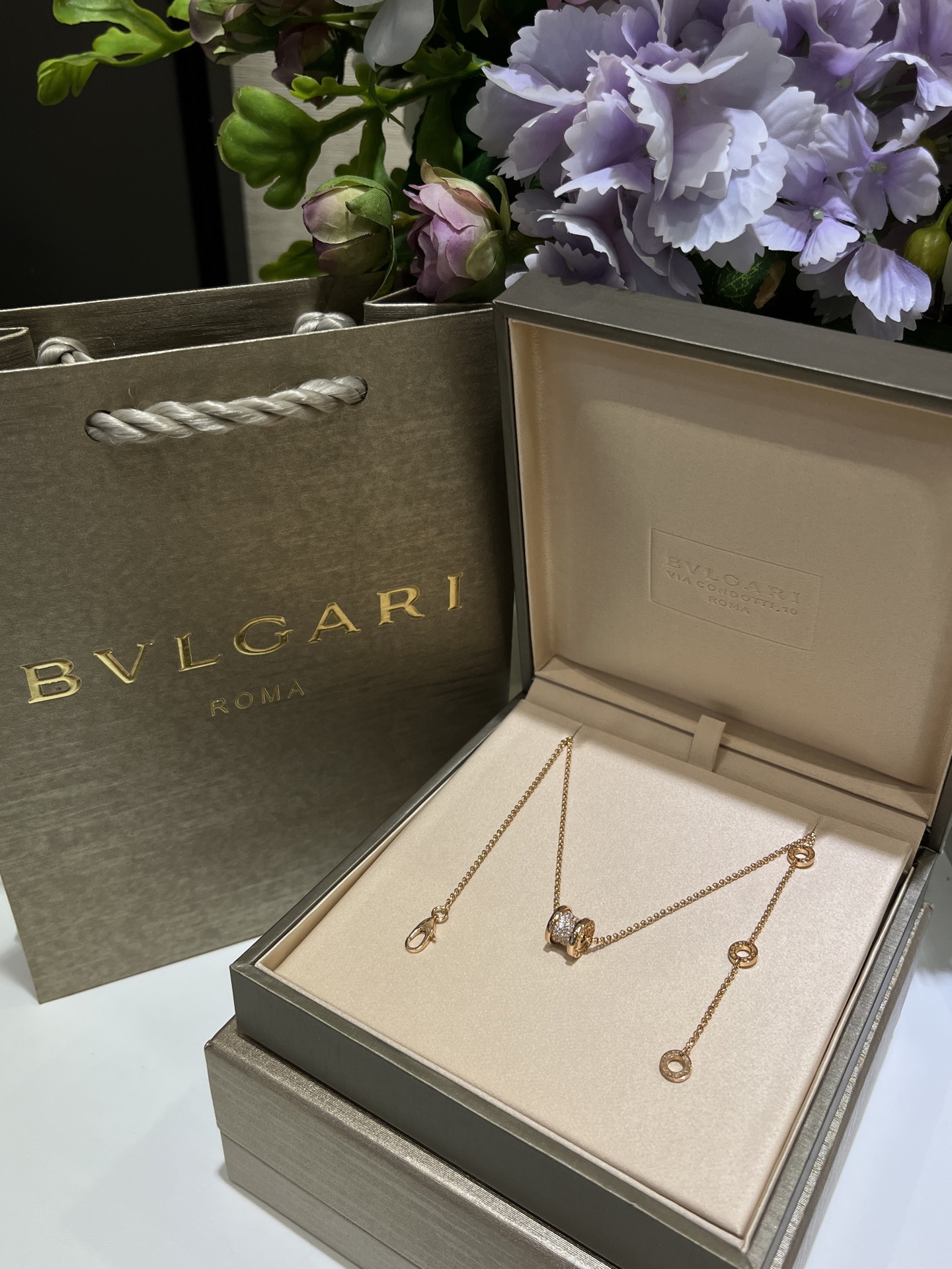 NO:634696,88260 arrived today Bvlgari small waist new rose gold full diamond spring small waist necklace classic and attractive spring series jewelry design mini size small spring super exquisite daily casual versatile zk real gold and real diamonds official website price more than 3w custom silver gold-plated inlaid with zircon necklace with free packaging need a picture of the full set of packaging plus 40,, bvlgari, necklace, gold plating, Cardia high-end jewelry1986090988260今日到货宝格丽小蛮腰 新款玫瑰金色满钻弹簧小蛮腰项链 经典且耐看的弹簧系列珠宝设计 mini尺寸小弹簧超级精致 日常休闲百搭 zk真金真钻 官网价格3w多 定制银镀金镶嵌锆石 项链配免费包装 需要图片全套包装另加40,,bvlgari,necklace,gold plating,卡迪亚高端饰品,Jewelry