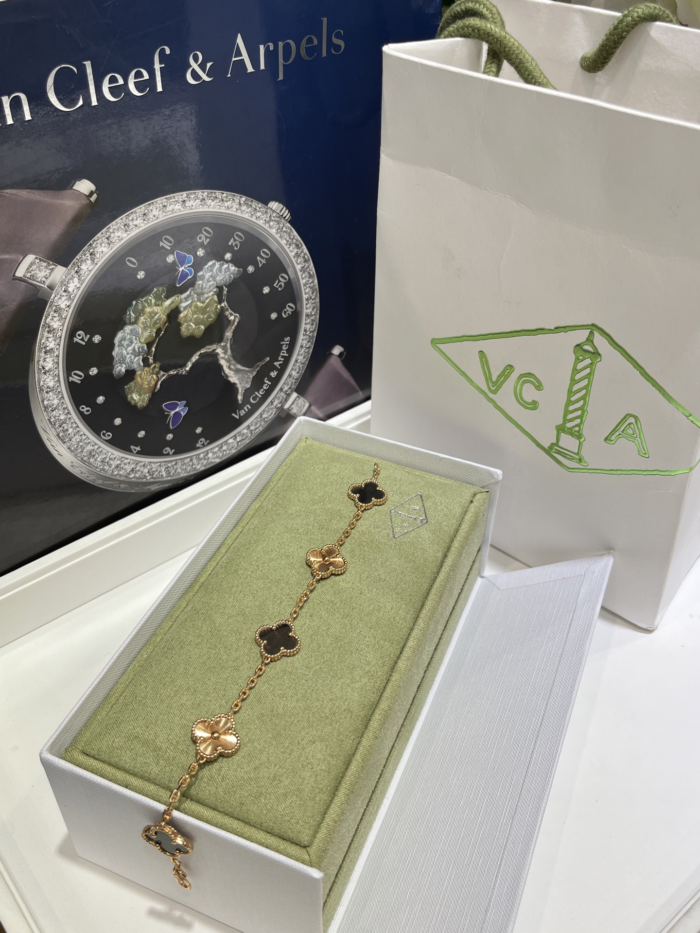 NO:633779,88320 Today’s new product and new color VCA four-leaf clover rose gold laser gray mother-of-pearl five-flower bracelet. The light of gray mother-of-pearl refracted by the light is so special. With rose gold laser, it is elegant, high-end and fashionable. Customized sterling silver gold-plated gray shell, bracelet, pure silver, gold plating, Cartier high-end jewelry1986090988320今日新品新色 VCA四叶草玫瑰金色镭射灰贝母五花手链 灰贝母随光线折射的光感太特别了 搭配玫瑰金色镭射 优雅高级又时髦个性 定制款纯银镀金灰贝壳,,bracelet,pure silver,gold plating,卡迪亚高端饰品,Jewelry