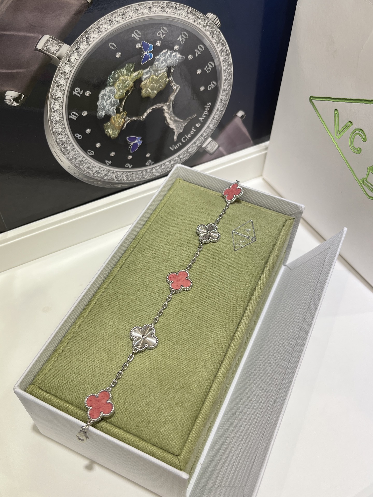 NO:633781,88320 New color arrived today VCA four-leaf clover white gold laser rose stone five-flower bracelet. The color of pink rose stone is too tender. Girly ceiling with white gold laser. Still sparkling without a diamond. Customized sterling silver gold-plated rose stone, bracelet, pure silver, gold plating, Cardia high-end jewelry1986090988320今日到货新色 VCA四叶草白金色镭射蔷薇石五花手链 粉色蔷薇石颜色太嫩啦 少女感天花板 搭配白金色镭射 不带一颗钻依然爆闪 定制款纯银镀金蔷薇石,,bracelet,pure silver,gold plating,卡迪亚高端饰品,Jewelry