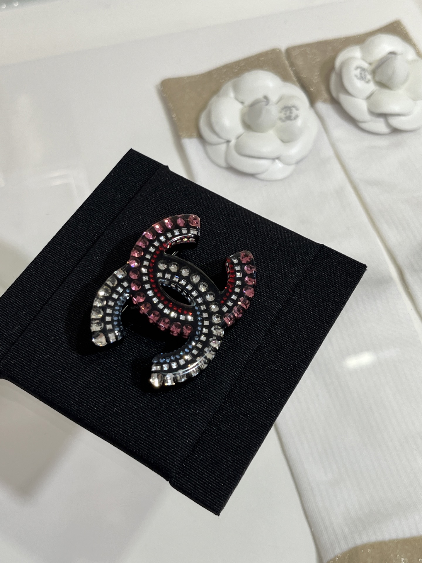 NO:632688,88220 The brooch arrived today. The 25s new black acrylic colored crystal double C brooch. The retro and modern color scheme has the temperament of a hot girl. The crystals are shining in the resin, so beautiful that you can’t refuse. The classic double C is super easy to match and you don’t have to worry about losing diamonds. It is made of the same resin crystal as yb and has a very good appearance. The brooch comes with a packaging box, brooch, breastpin, Cardia high-end jewelry.1986090988220今日到货胸针 25s新款黑色亚克力彩色水晶双C胸针 复古摩登的配色非常有辣妹御姐气质 水晶在树脂里面闪烁着,美到无法拒绝 经典双C超级好搭 而且不用担心会掉钻哦 yb一样树脂水晶材质 颜值超高 胸针带包装盒,,brooch，breastpin,卡迪亚高端饰品,Jewelry