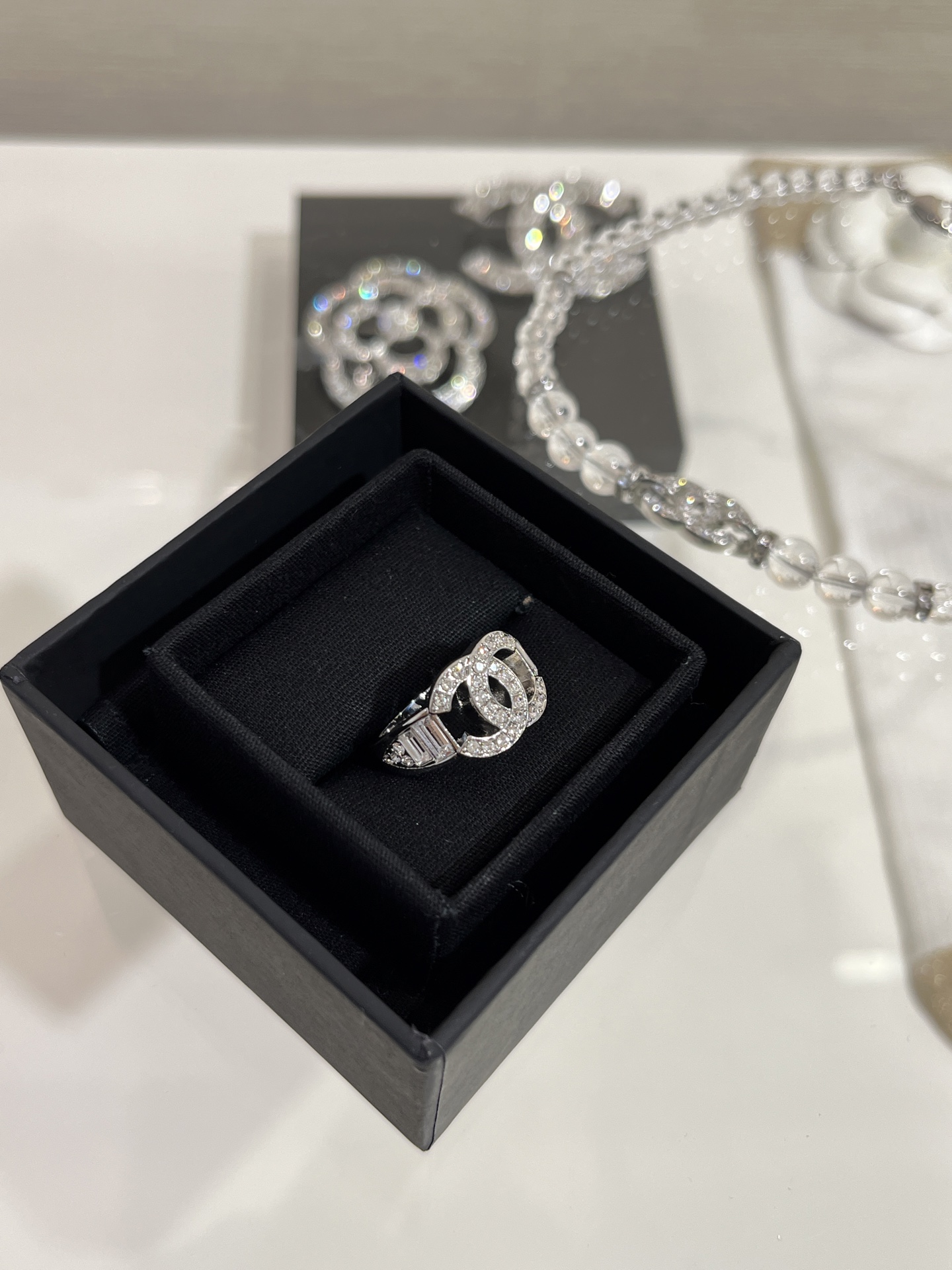 NO:632887,88180, the ring arrived today. 25s new silver full diamond double C crystal ring. The square diamonds on the side of the ring are like rock candy. It sparkles so beautifully. It is very suitable for daily matching. It is a fashionable and exquisite matching item. The size is 6-7-8. The same brass material as yb. Customized crystal. You can earn money by buying it. Ring, Cardia high-end jewelry1986090988180,今日到货戒指 25s新款银色满钻双C水晶戒指 戒指侧面的方钻像冰糖般 闪闪的太美啦 好适合日常搭配 时髦精的搭配好物 尺码size美码6-7-8 yb一样黄铜材质 定制水晶 买到赚到,,ring,卡迪亚高端饰品,Jewelry
