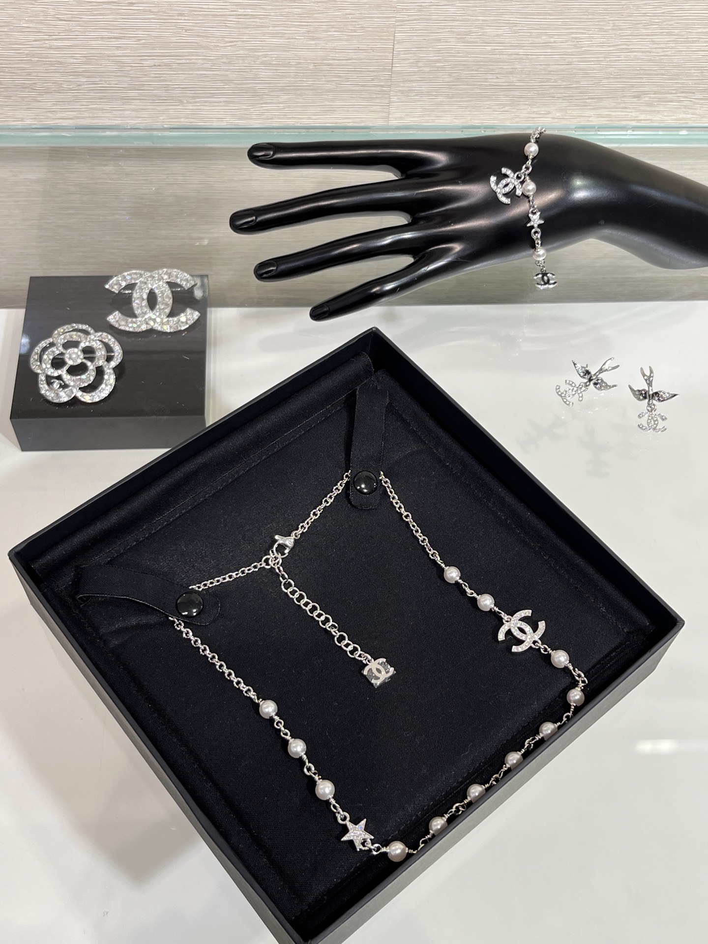 NO:359318,Today's new necklace 25s new silver full diamond double C small star pearl necklace Silver full diamond cool x gentle pearls too much The upper body is really great and beautiful, the appearance and texture coexist yb same brass material Swarovs diamond Customized pearls, Chanel necklace, chanel, necklace19860909今日新品项链 25s新款银色满钻双C小星星珍珠项链 银色满钻的清冷x珍珠的温柔 太搭了 上身真的巨好看颜值与质感并存 yb一样黄铜材质施华洛钻 定制珍珠,香奈儿项链,chanel,necklace,Jewelry