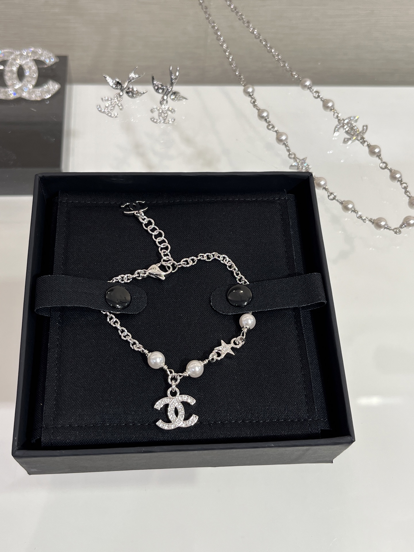 NO:632578,88180 Today's new bracelet, top version, 25s new silver full diamond double C small star pearl bracelet. The coolness of silver full diamonds x the gentleness of pearls. It goes so well. The appearance and texture coexist. The effect is so beautiful that you are speechless. The same brass material as yb, Swarovski diamonds. Customized pearls, bracelet, Cartier high-end jewelry.1986090988180 今日新品手链 顶级版本 25s新款银色满钻双C小星星珍珠手链 银色满钻的清冷x珍珠的温柔 太搭了 颜值与质感并存上手效果美到失语 yb一样黄铜材质施华洛钻 定制珍珠,,bracelet,卡迪亚高端饰品,Jewelry