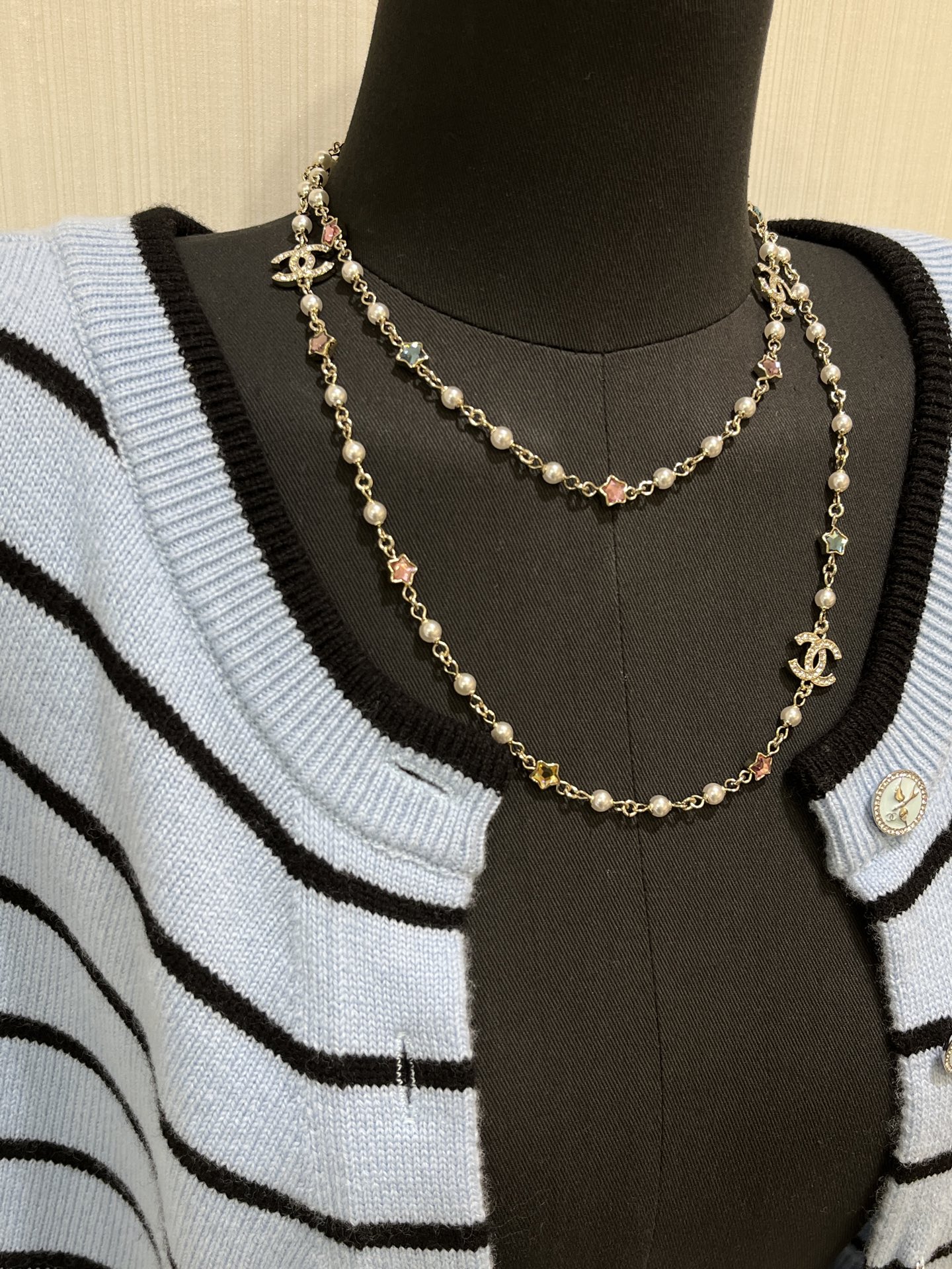 NO:359258,25P new color crystal star double C pearl necklace sweater chain summer dopamine color matching is really sweet and girly. It looks good when worn directly on single layer or double layer. The crystal clear color star candy is so beautiful that it is bubbling. Chanel necklace, chanel, sweaters, necklace1986090925P新款彩色水晶星星双C珍珠项链毛衣链 夏日多巴胺配色真的太甜太少女了 直接单层或绕双层佩戴都好看 晶莹剔透的彩色星星糖简直美得冒泡,香奈儿项链,chanel,sweaters,necklace,Jewelry