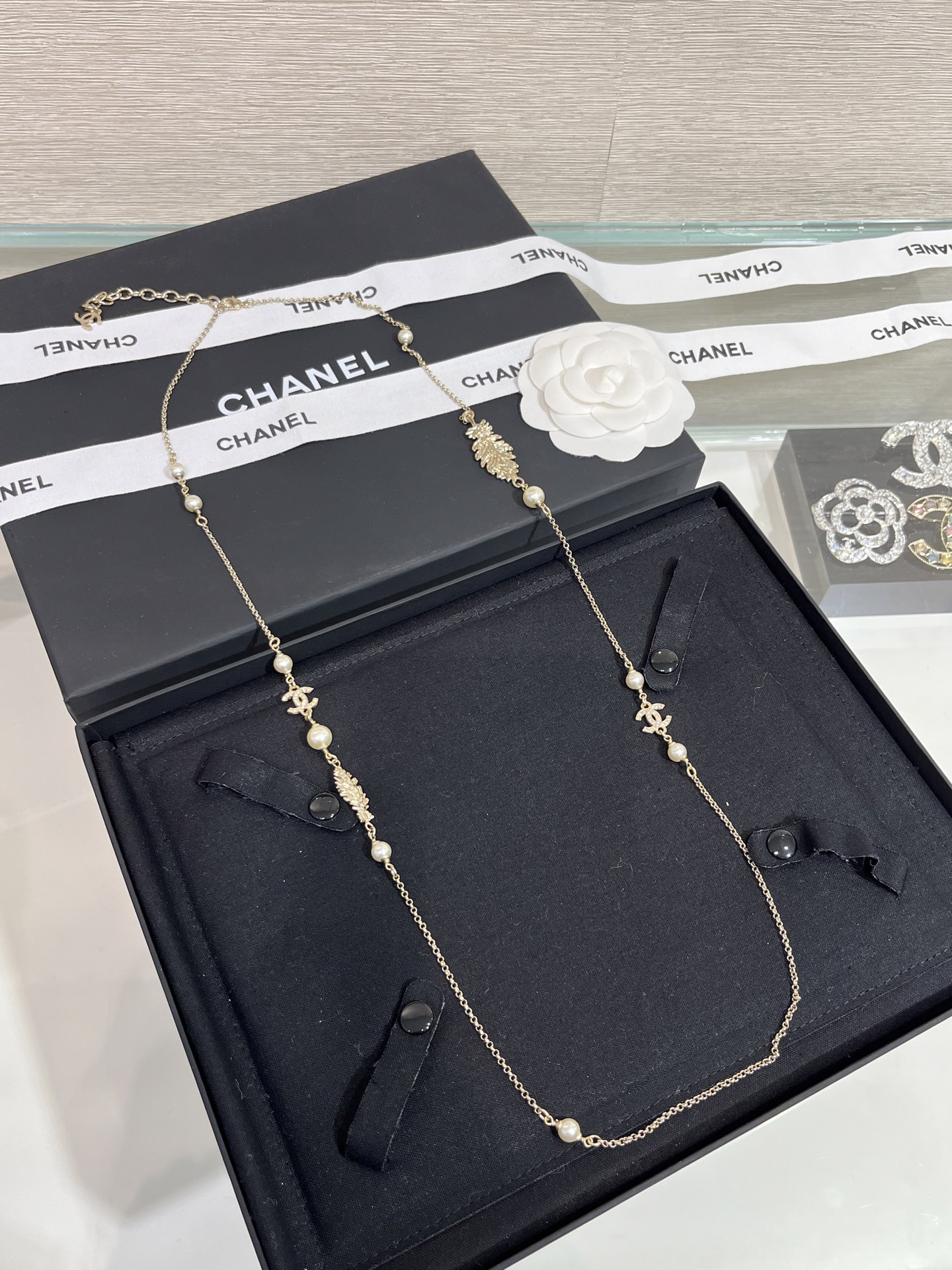 NO:633187,88290 sweater chain arrived today. 25s new gold full diamond double C feather pearl long necklace. It looks like bird feathers and wheat leaves. It has a sense of jewelry. It is so cool to wear with it. It is tasteful and fashionable. It looks good whether it is worn in single layer or double layer. It is made of the same brass material as yb. Customized crystal, sweaters, necklace, Cardia high-end jewelry.1986090988290今日到货毛衣链 25s新款金色满钻双C羽毛珍珠长款项链 像飞鸟羽毛 又像麦穗叶子 很有珠宝感 穿搭搭配这款酷到爆有品位又时髦 无论是单层或绕双层佩戴都很好看 yb一样黄铜材质 定制水晶,,sweaters,necklace,卡迪亚高端饰品,Jewelry