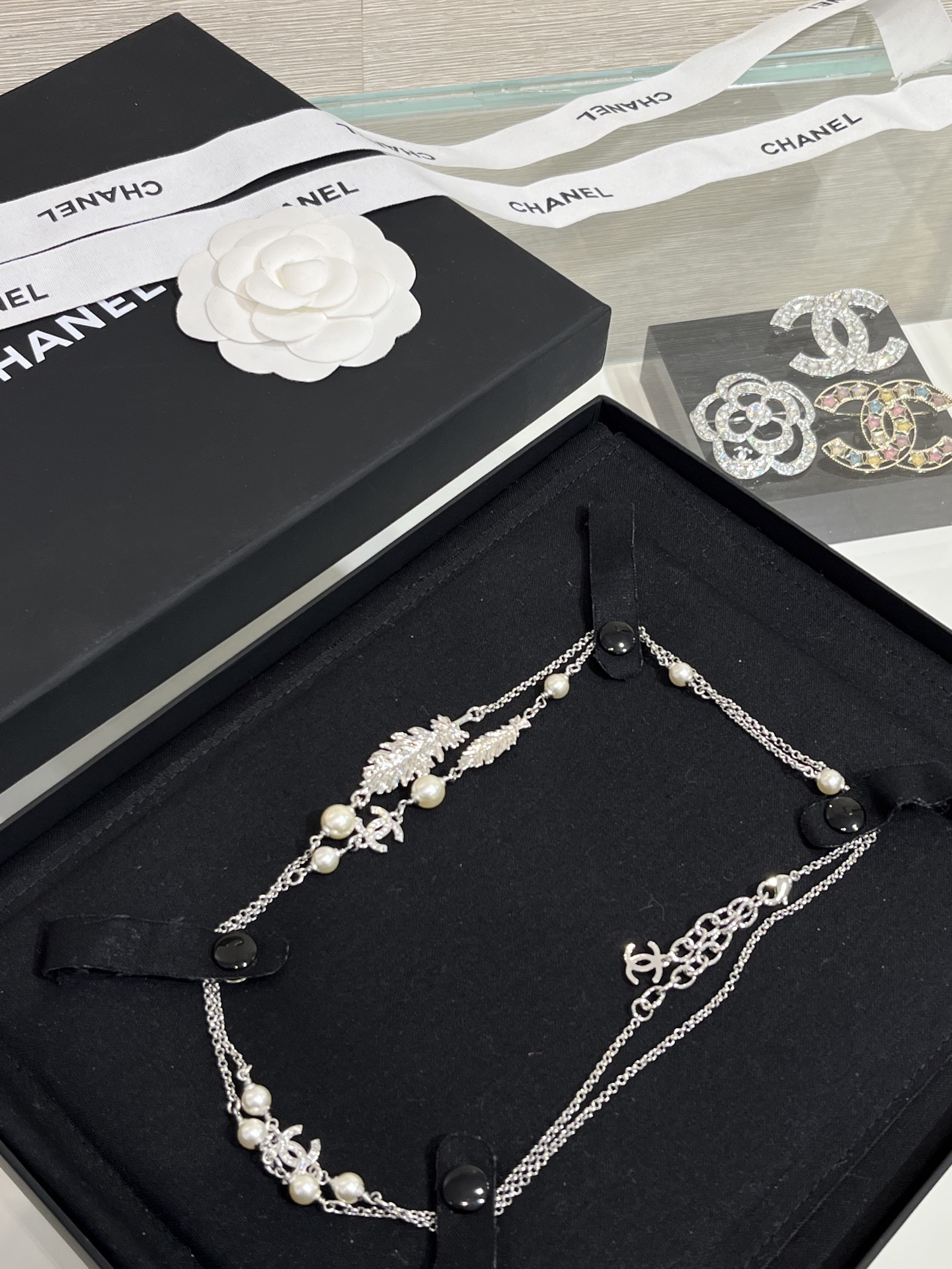 NO:633184,88290 Sweater chain arrived today. 25s new silver full diamond double C feather pearl long necklace. It looks like bird feathers and wheat leaves. It has a sense of jewelry. It is so cool to wear with it. It is tasteful and fashionable. It looks good whether it is worn as a single layer or double layer. The same brass material as yb. Customized crystal, sweaters, necklace, Cardia high-end jewelry.1986090988290今日到货毛衣链 25s新款银色满钻双C羽毛珍珠长款项链 像飞鸟羽毛 又像麦穗叶子 很有珠宝感 穿搭搭配这款酷到爆有品位又时髦 无论是单层或绕双层佩戴都很好看 yb一样黄铜材质 定制水晶,,sweaters,necklace,卡迪亚高端饰品,Jewelry