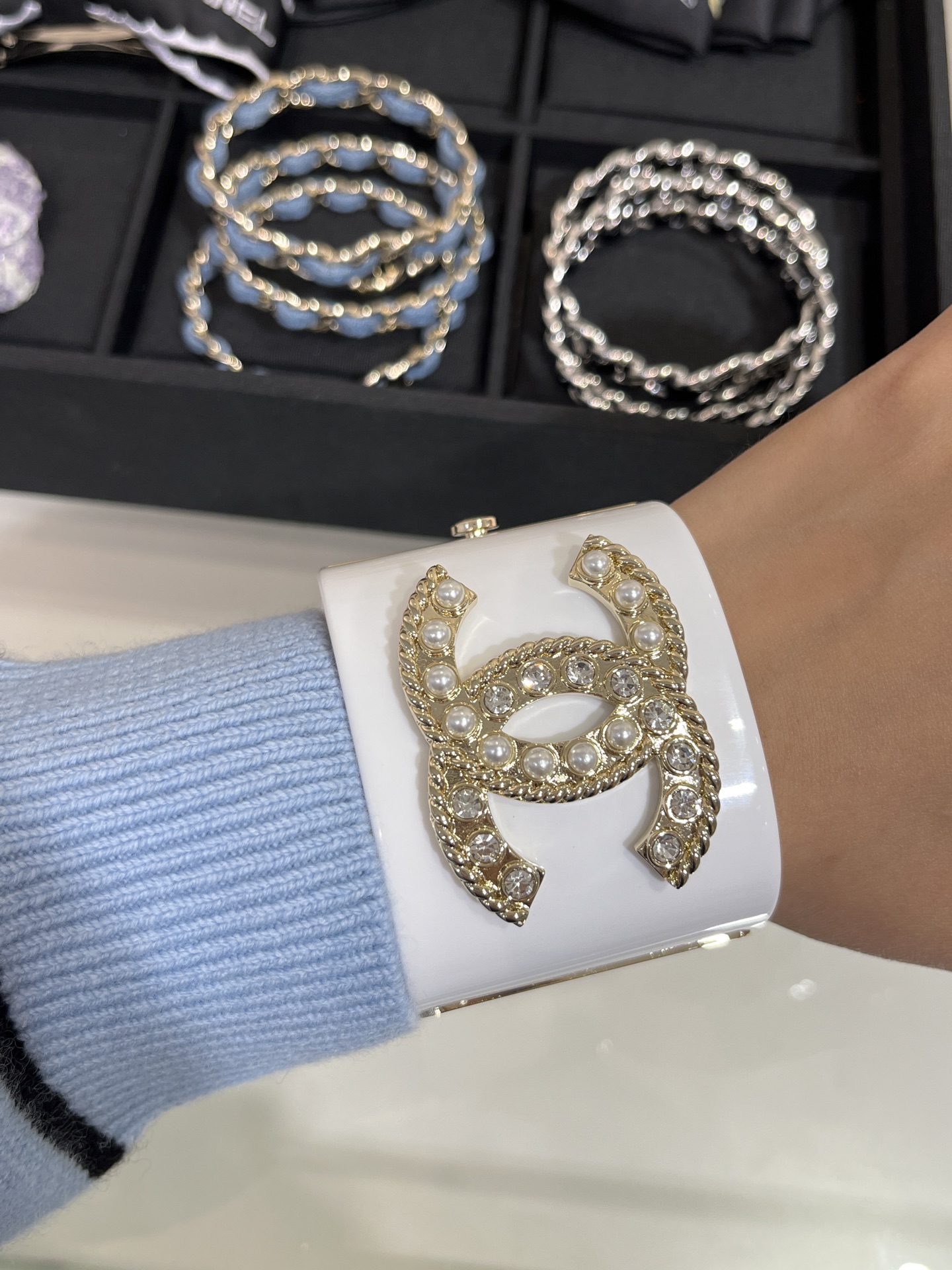 NO:632742,88330. The same style as the show arrived today. New pearl and rhinestone double C white acrylic resin wide version bracelet. Extra large golden twist double C decorated with pearls and rhinestones. The wide version design is so cool and fashionable. It is super eye-catching and a must-have for cool girls’ daily look. The same brass material as yb, customized resin crystal pearls. Gold bracelet bracelet with packaging box, bracelet, Cartier high-end jewelry1986090988330.今日到货秀场同款 新款珍珠拼水钻双C白色亚克力树脂宽版手镯 超大金色麻花双C 点缀满珍珠和水钻 搭配宽版设计简直太酷太时髦啦 上手超级吸睛酷女孩日常look必备 yb一样黄铜材质,定制树脂水晶珍珠 金色手环手镯带包装盒,,bracelet,卡迪亚高端饰品,Jewelry