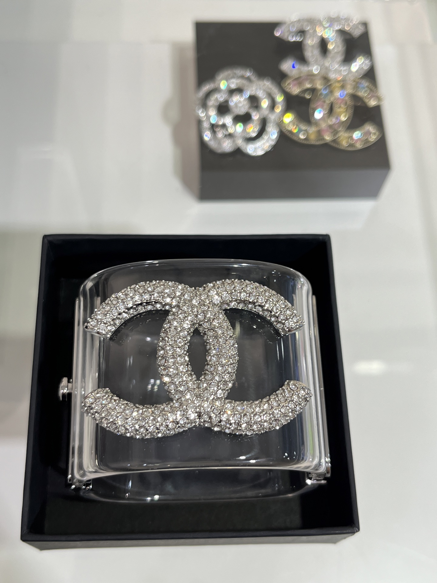 NO:633819,88340, the same style as the show arrived today. The new silver full diamond double C transparent acrylic resin wide version bracelet. The silver full diamond double C blingbling under the light. The wide version design is so cool and fashionable. Super eye-catching and a must-have for cool girls' daily look. YB same brass material, customized resin crystal. Bracelet bracelet with packaging box, bracelet, Cartier high-end jewelry1986090988340,今日到货秀场同款 新款银色满钻双C透明亚克力树脂宽版手镯 银色满钻双C灯光下blingbling的 搭配宽版设计简直太酷太时髦啦 上手超级吸睛酷女孩日常look必备 yb一样黄铜材质,定制树脂水晶 手环手镯带包装盒,,bracelet,卡迪亚高端饰品,Jewelry