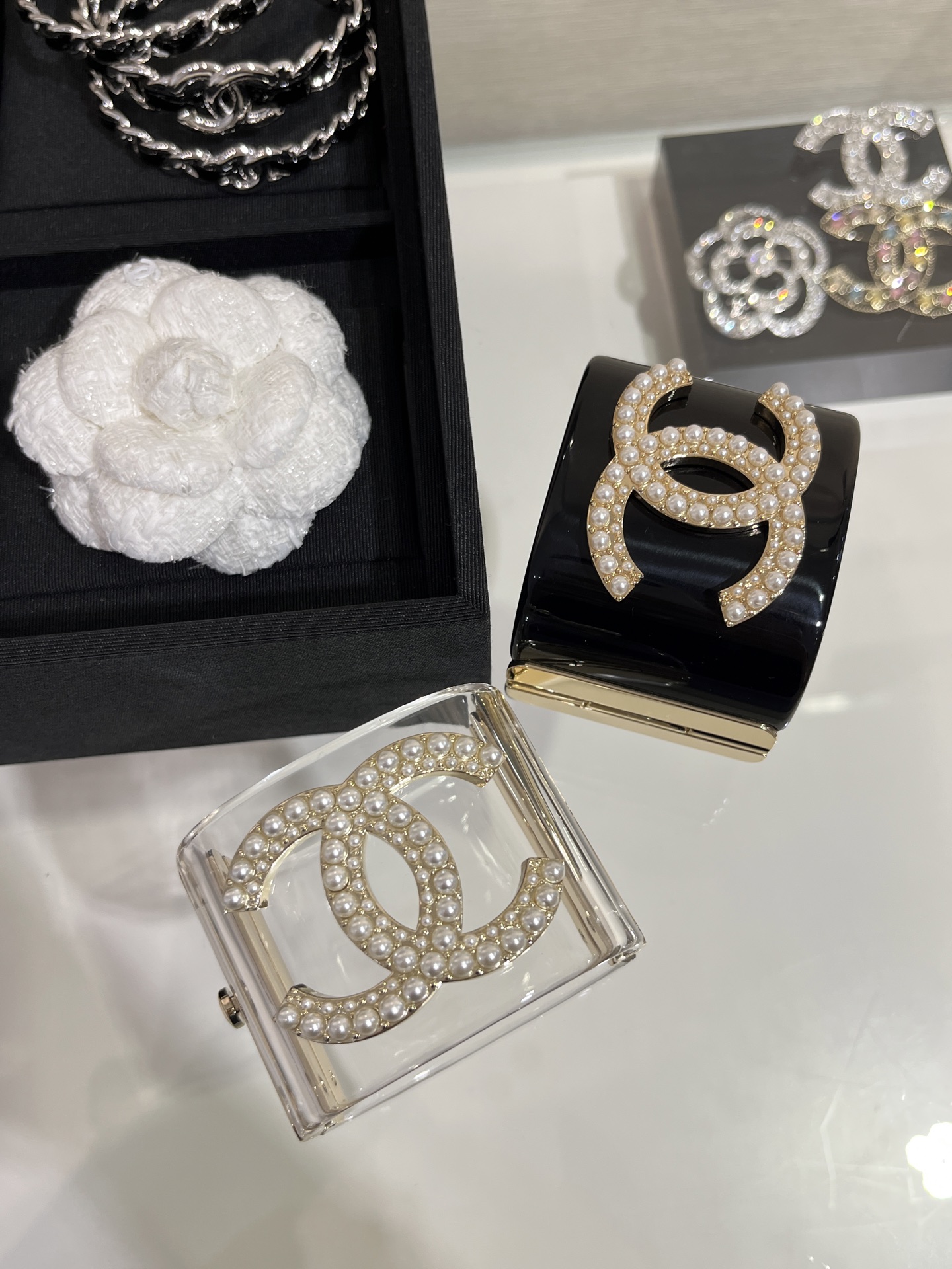 NO:632719,88330, arrived today in two colors to choose from. New golden pearl double C acrylic resin wide version bracelet. The bracelet is available in two colors: black and transparent. The wide version design is so cool and fashionable. It is super eye-catching and a must-have for cool girls' daily look. The same brass material as yb, customized resin pearls. Bracelet bracelet with packaging box, bracelet, Cartier high-end jewelry1986090988330,今日到货两色可选 新款金色珍珠双C亚克力树脂宽版手镯 手镯两色可选黑色、透明色 宽版设计简直太酷太时髦啦 上手超级吸睛酷女孩日常look必备 yb一样黄铜材质,定制树脂珍珠 手环手镯带包装盒,,bracelet,卡迪亚高端饰品,Jewelry