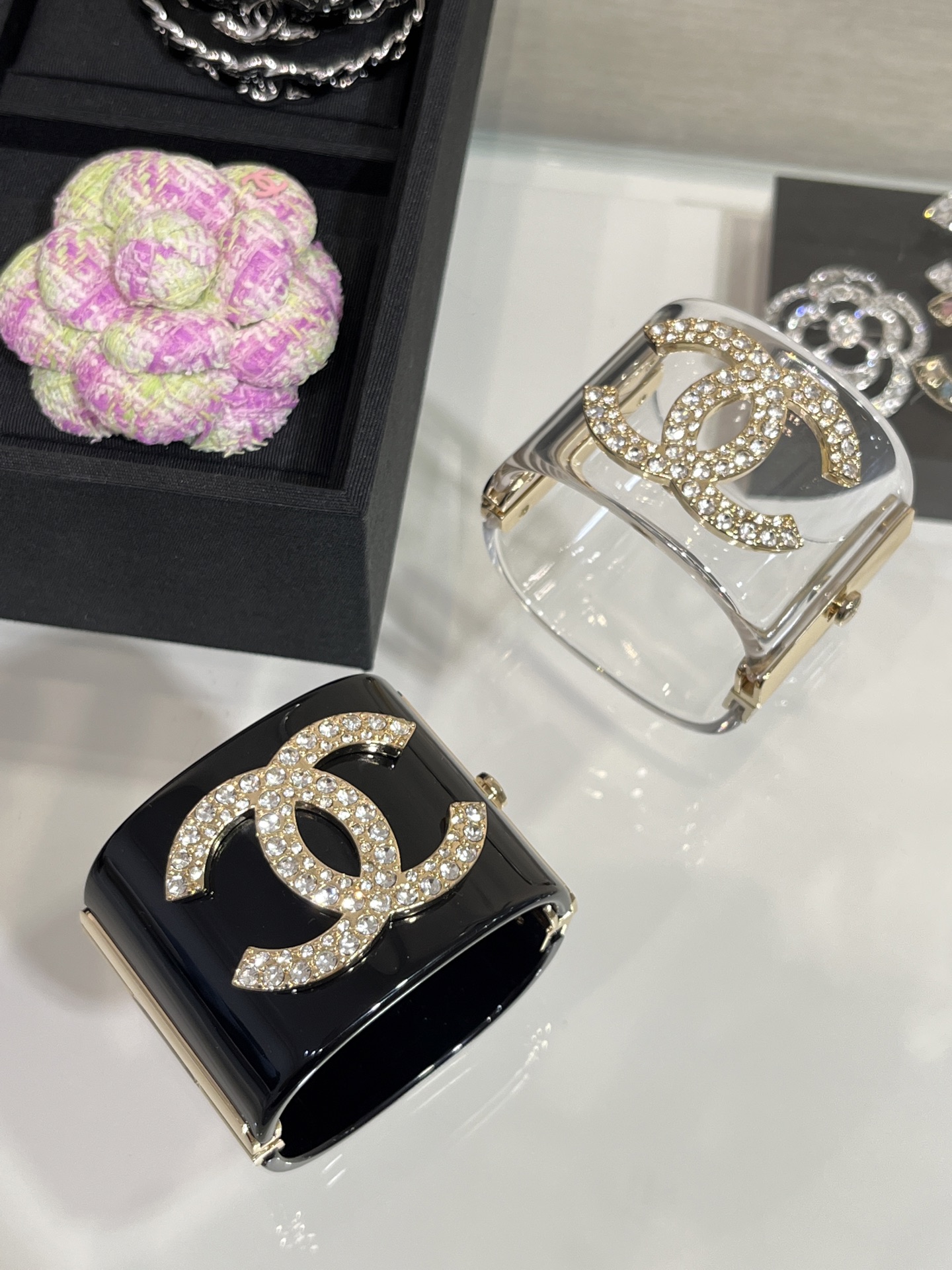 NO:632745,88330, arrived today in two colors to choose from. New gold full diamond double C acrylic resin wide version bracelet. The bracelet is available in black and transparent colors. The wide version design is simply too cool and fashionable. It is super eye-catching and a must-have for cool girls’ daily look. The same brass material as yb, customized resin crystal. Bracelet bracelet with packaging box, bracelet, Cartier high-end jewelry1986090988330,今日到货两色可选 新款金色满钻双C亚克力树脂宽版手镯 手镯两色可选黑色、透明色 宽版设计简直太酷太时髦啦 上手超级吸睛酷女孩日常look必备 yb一样黄铜材质,定制树脂水晶 手环手镯带包装盒,,bracelet,卡迪亚高端饰品,Jewelry