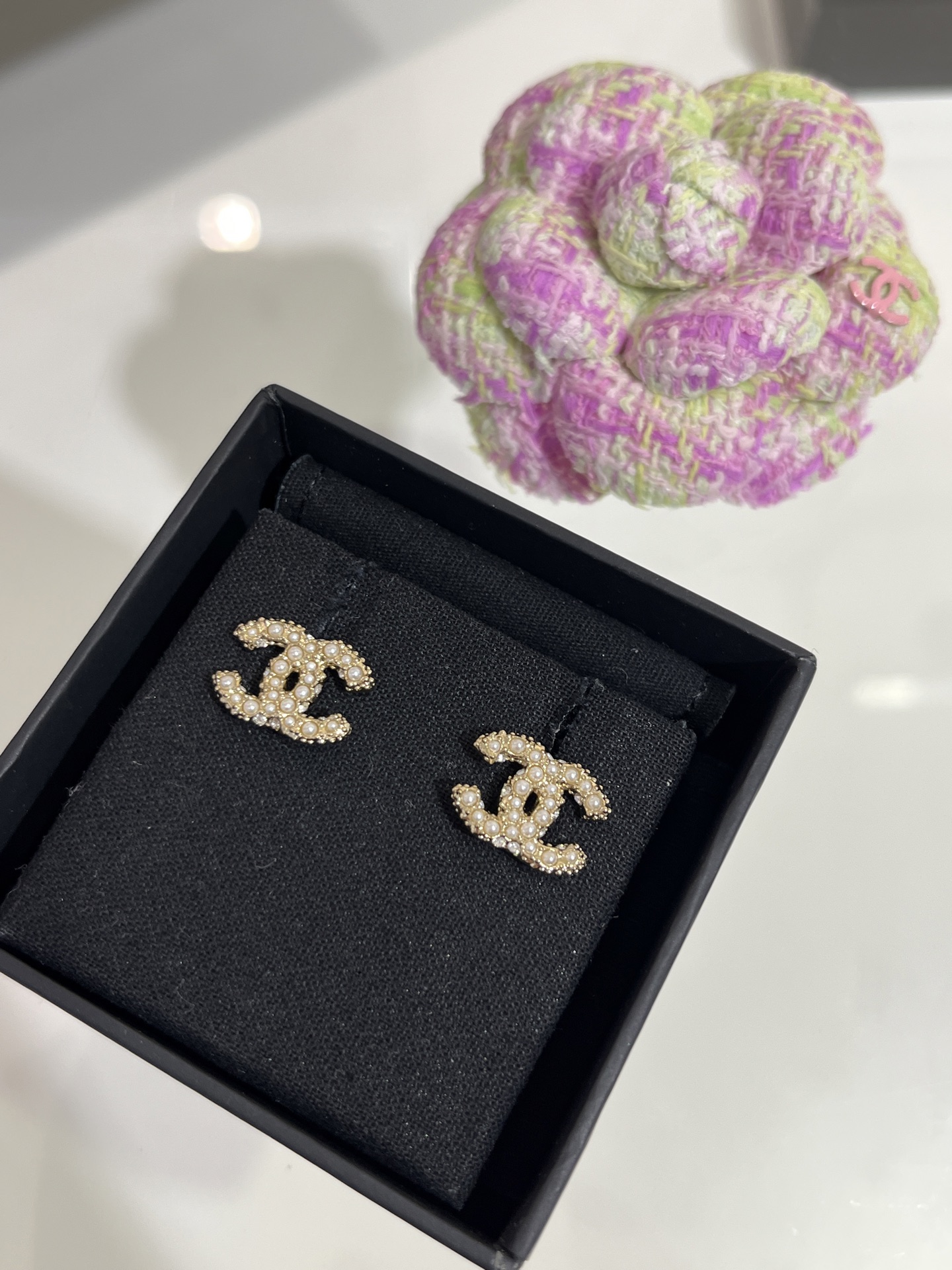 NO:632884,88150 arrived today, classic rebate, pearl mini double C gold stud earrings basic style, lava texture double C decorated with millet beads and small rhinestones, this size is perfect for commuting, light and not tiring on the ears, yb same brass material, Swarovski diamonds, customized pearl mini, Cartier high-end jewelry1986090988150今日到货经典返单 珍珠迷你双C金色耳钉基础款 熔岩肌理双C点缀满小米珠和小水钻 这个尺寸太适合通勤了轻巧不累耳 yb一样黄铜材质 施华洛钻 定制珍珠 mini,,卡迪亚高端饰品,Jewelry