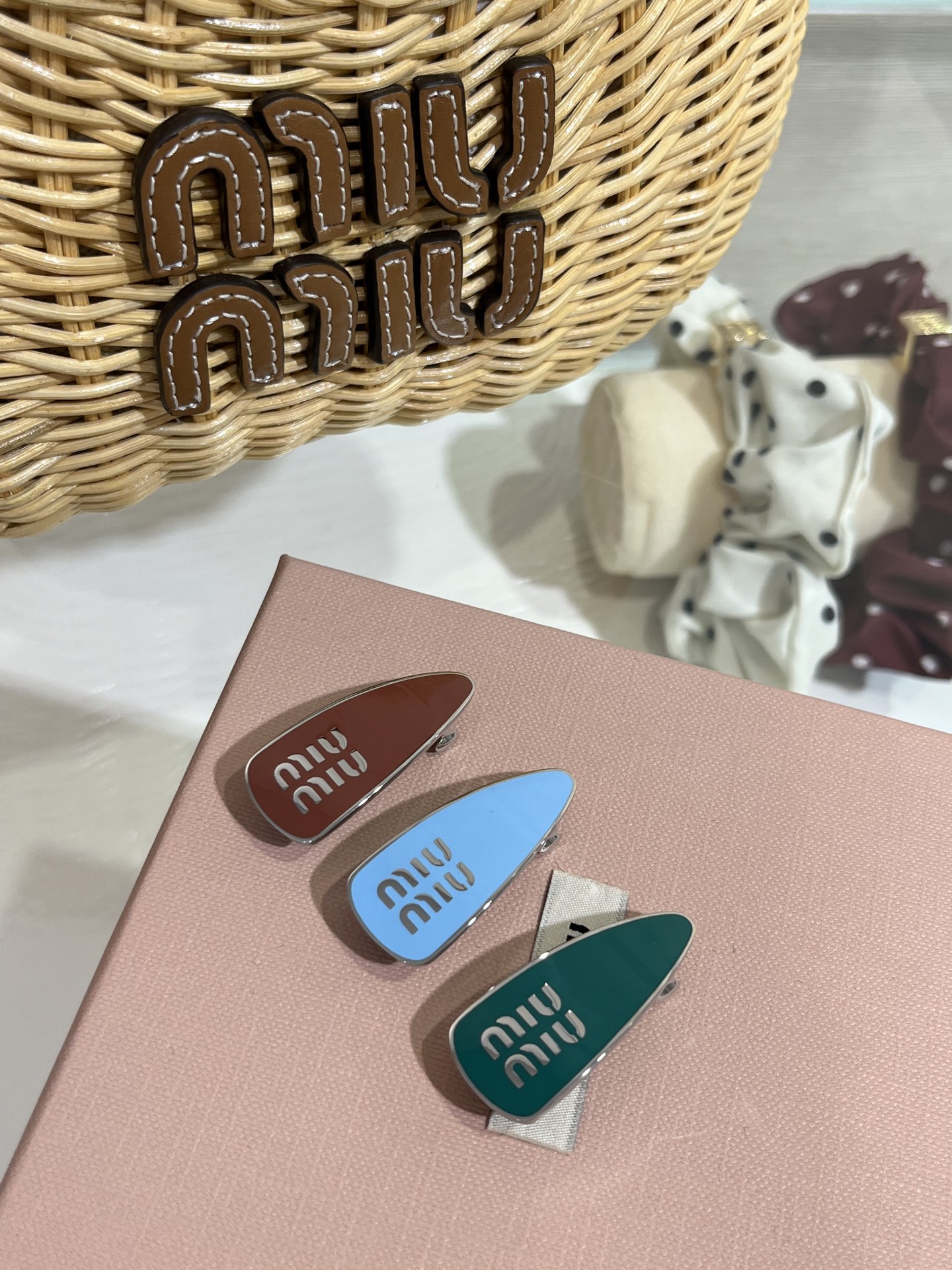 NO:632755,A set (single pieces) arrived today. New three-piece set of enamel letter bread metal hairpins. Red brown, blue, and green. One set contains three spring clips. It's so cute. The color depends on miumiu. It's very unique. It can be sold separately, but it is recommended to match a set of colors. Exclusively purchased from yb. Customized. Brass material. Enamel craftsmanship. Silver hairpin spring clip set with packaging box. Top version, miumiu, hairpins, Cardia high-end jewelry.19860909一套（拆单只) 今日到货 新款珐琅字母面包金属发夹三件套 红棕色·蓝·绿 一套包含三只弹簧夹 小小的太可爱啦 配色还是得看miumiu,很独特 可拆卖 但还是建议对版一套颜色搭配 独家购入yb定制 黄铜材质 珐琅工艺 银色发夹弹簧夹套装带包装盒 顶级版本,,miumiu,hairpins,卡迪亚高端饰品,Jewelry